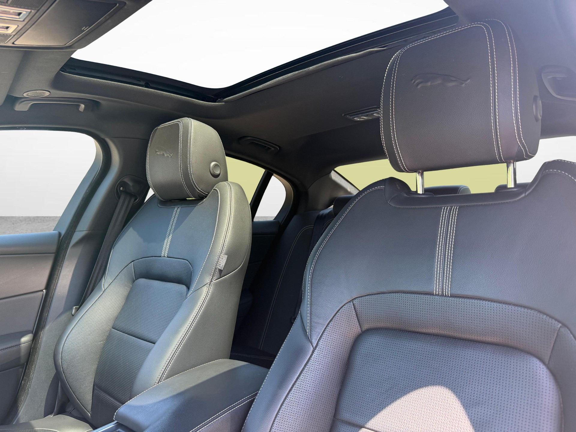 JAGUAR XE 2.0 T 300 R-Dynamic Black AWD-image-2