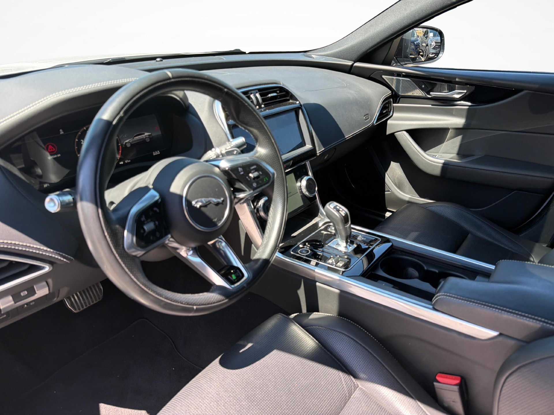 JAGUAR XE 2.0 T 300 R-Dynamic Black AWD-showroom-element-3
