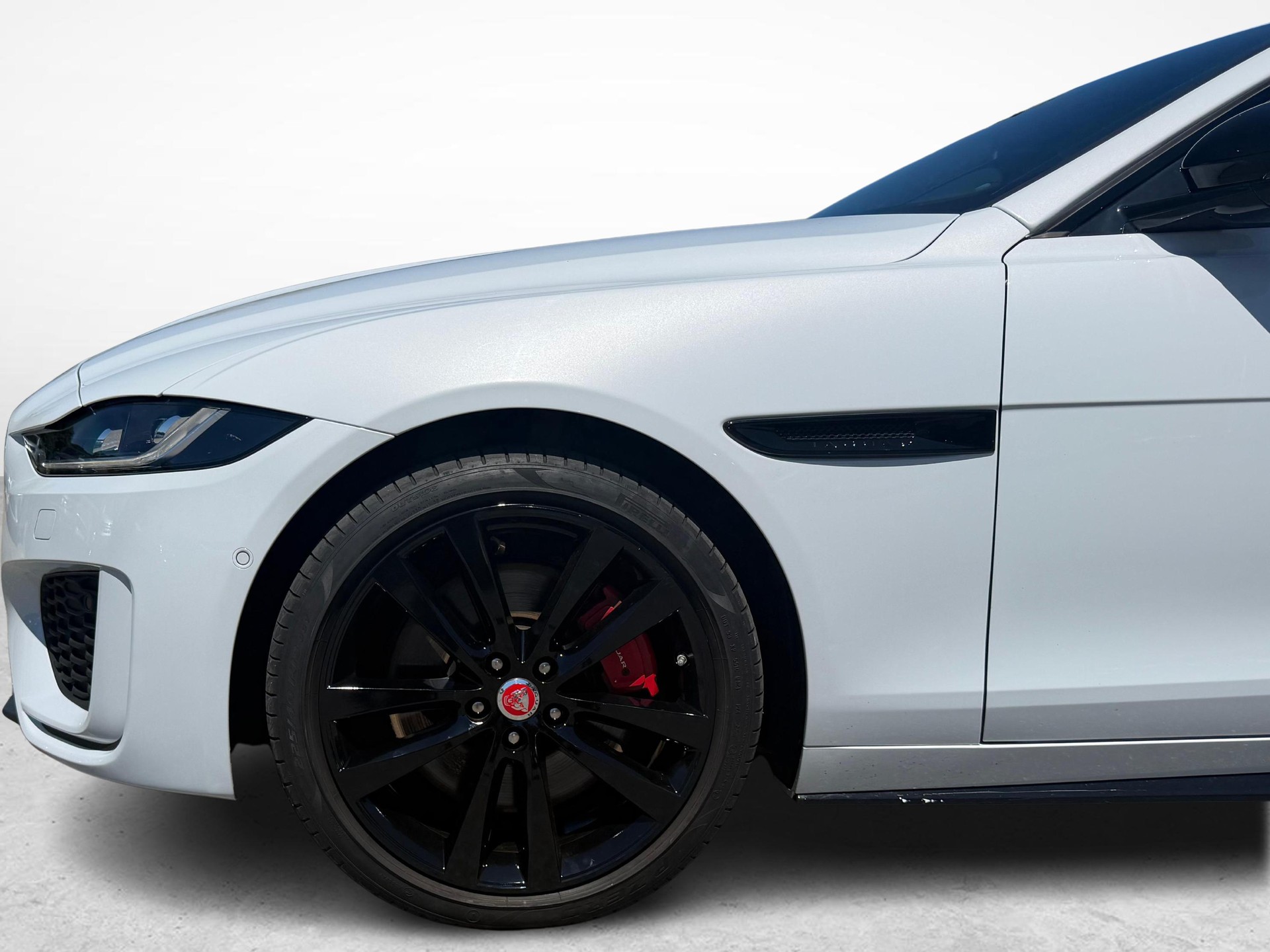 JAGUAR XE 2.0 T 300 R-Dynamic Black AWD-image-11