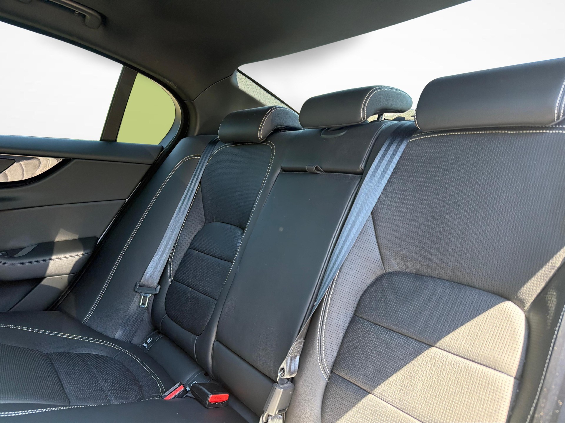 JAGUAR XE 2.0 T 300 R-Dynamic Black AWD-image-8