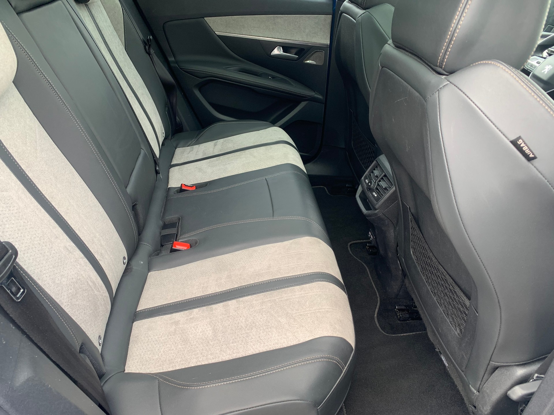 PEUGEOT 3008 300e Hybrid4 Road Trip EAT8-image-13