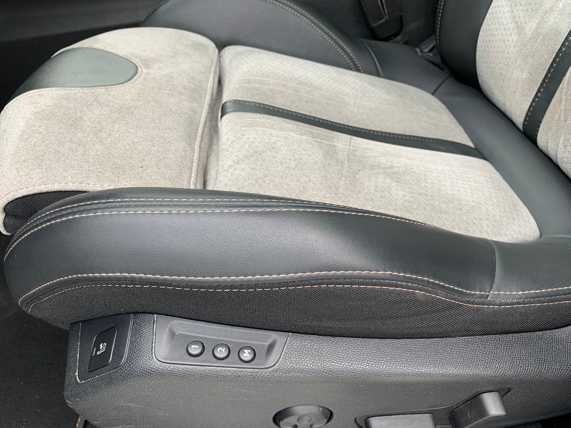 PEUGEOT 3008 300e Hybrid4 Road Trip EAT8-image-18