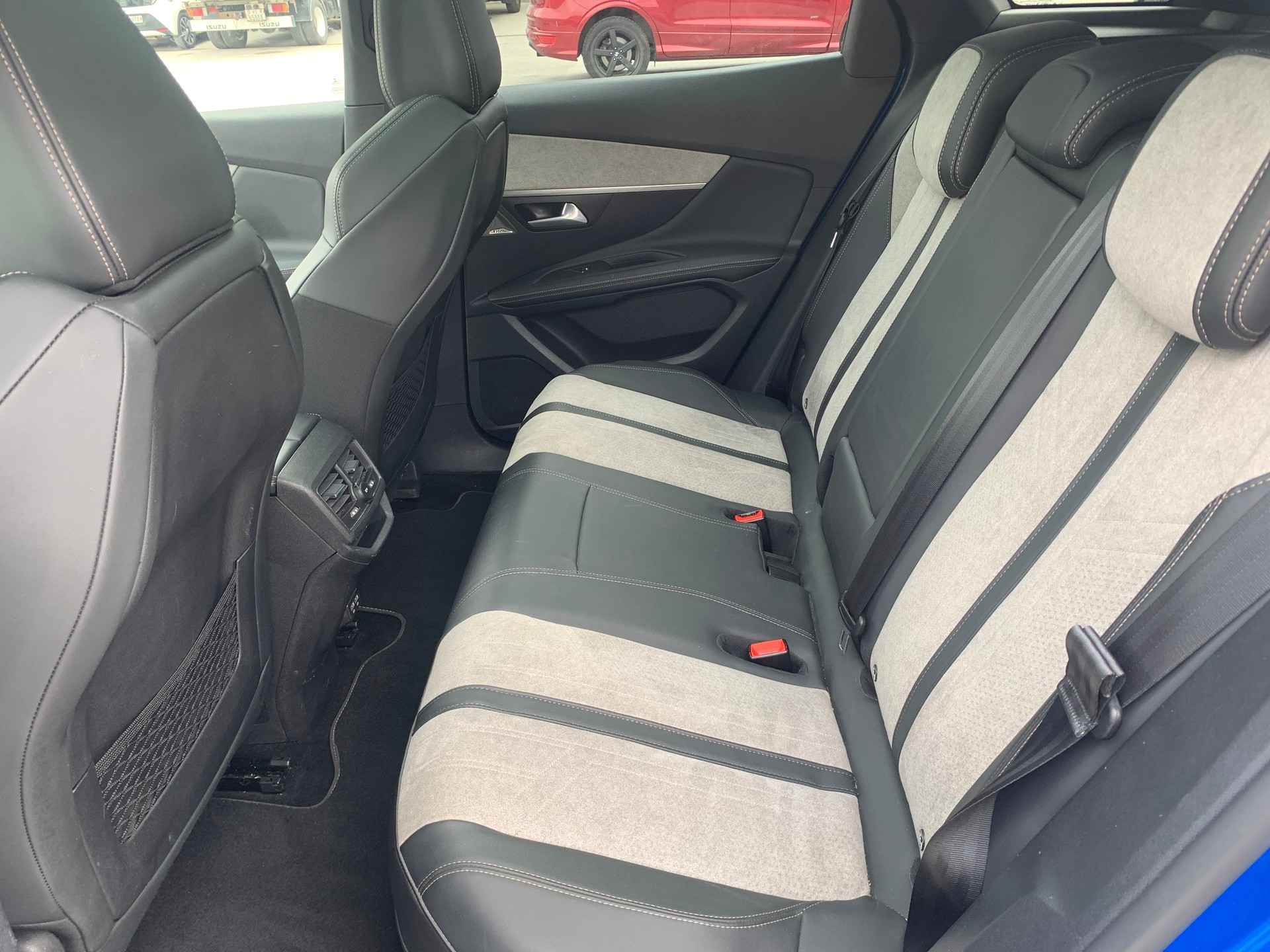 PEUGEOT 3008 300e Hybrid4 Road Trip EAT8-image-15