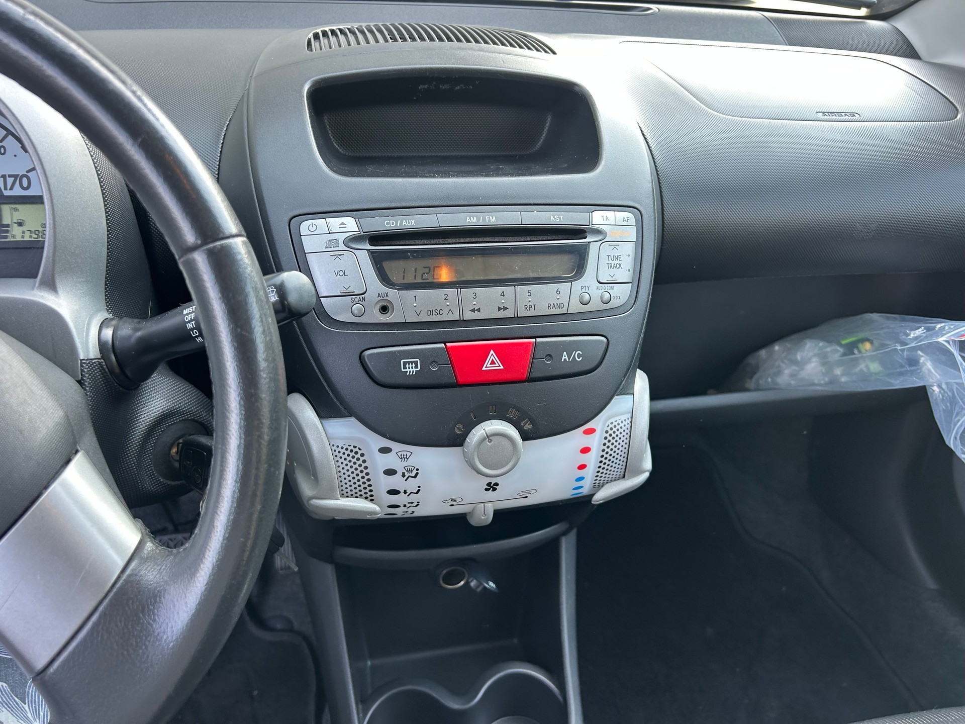 PEUGEOT 107 1.0 Swiss Edition-image-5