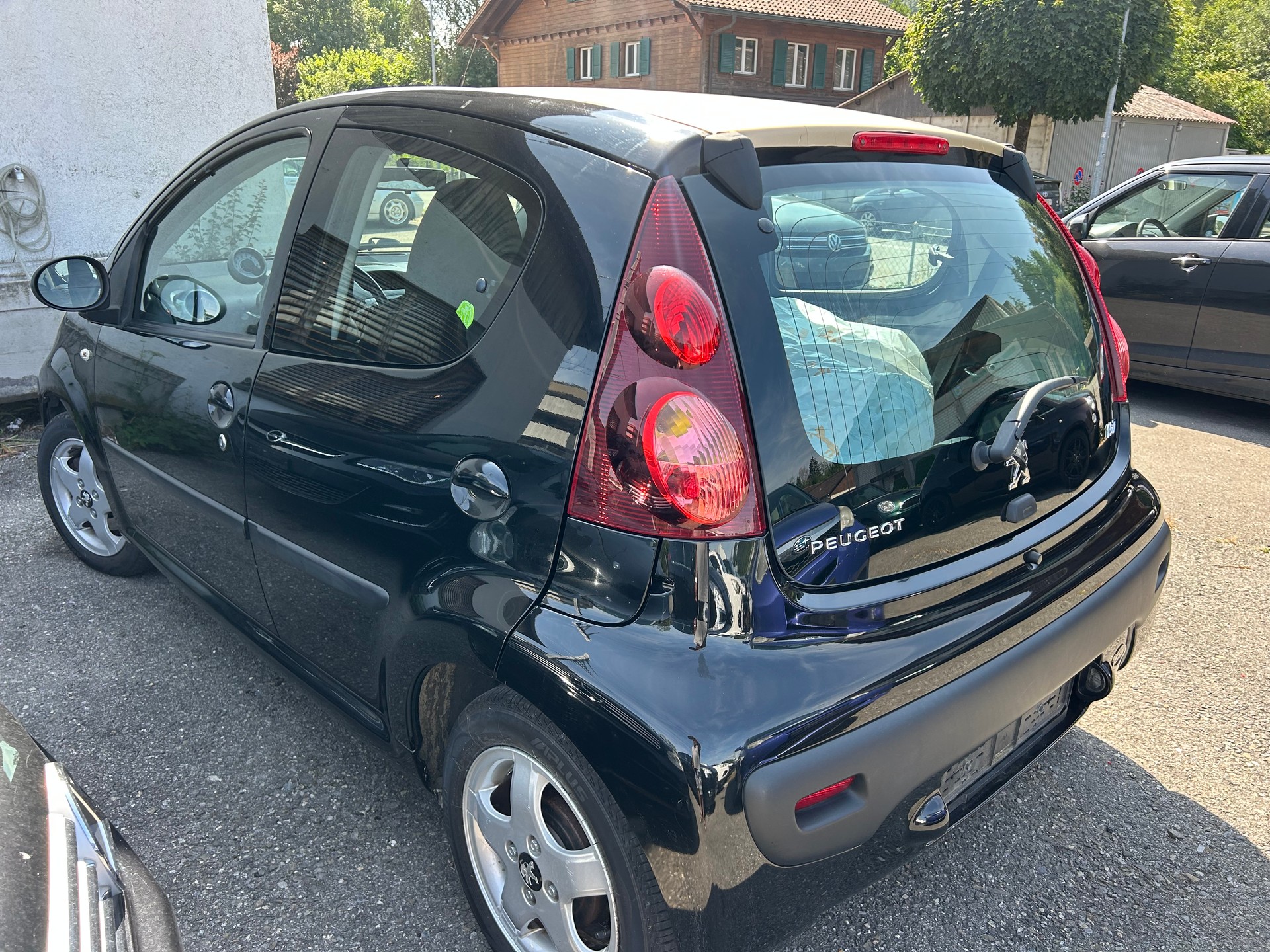 PEUGEOT 107 1.0 Swiss Edition-image-2