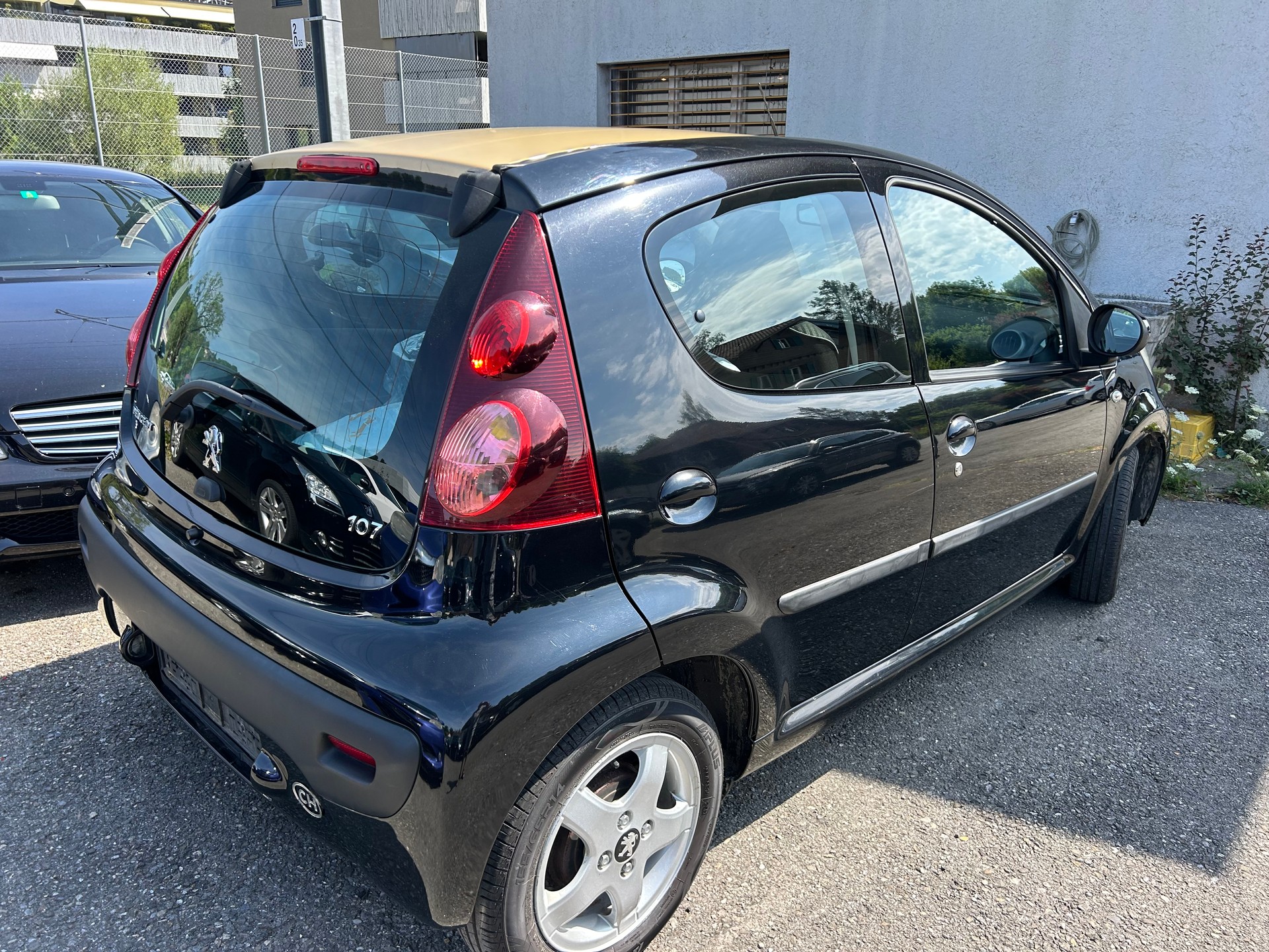 PEUGEOT 107 1.0 Swiss Edition-image-3