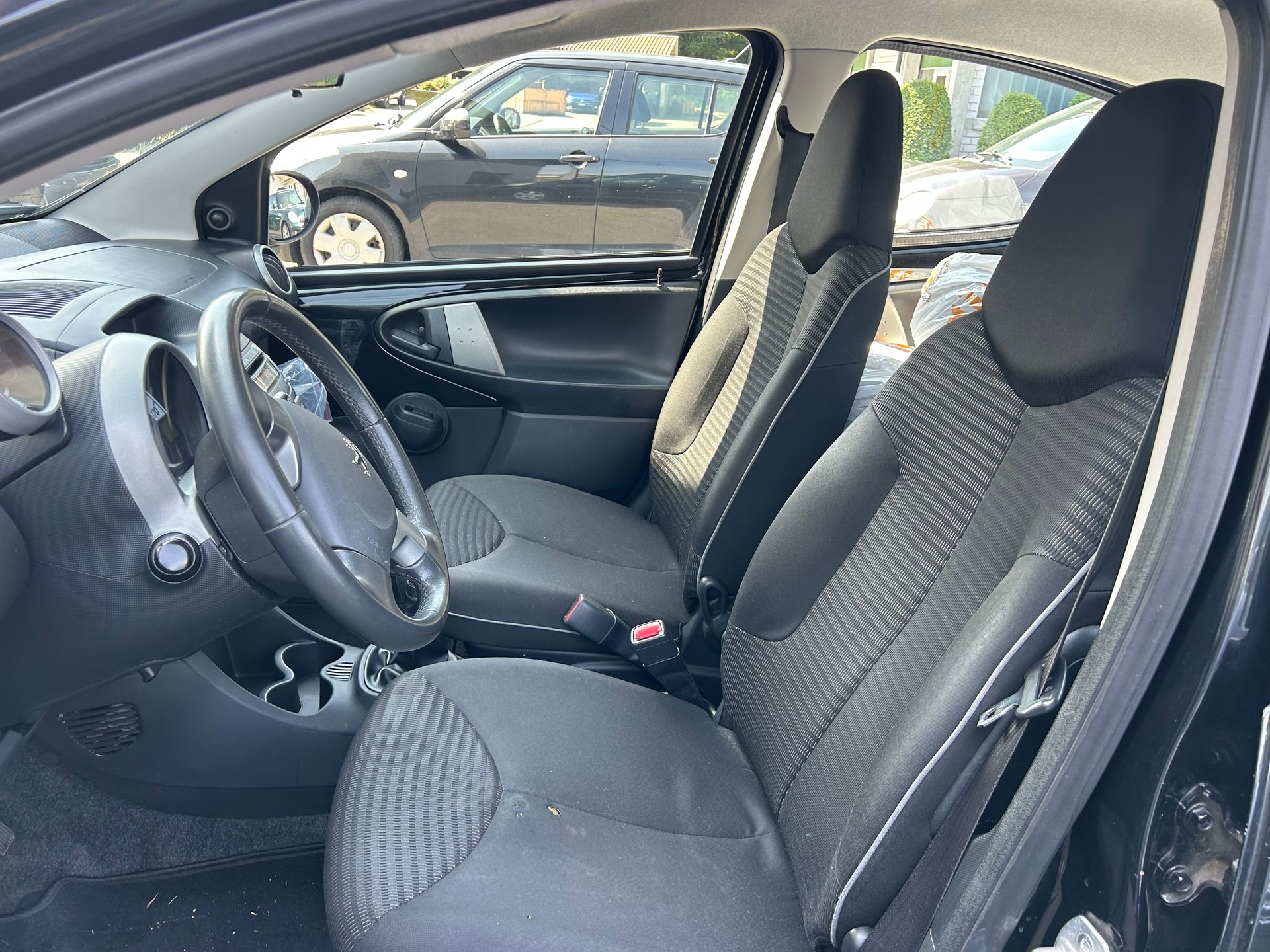 PEUGEOT 107 1.0 Swiss Edition-image-7