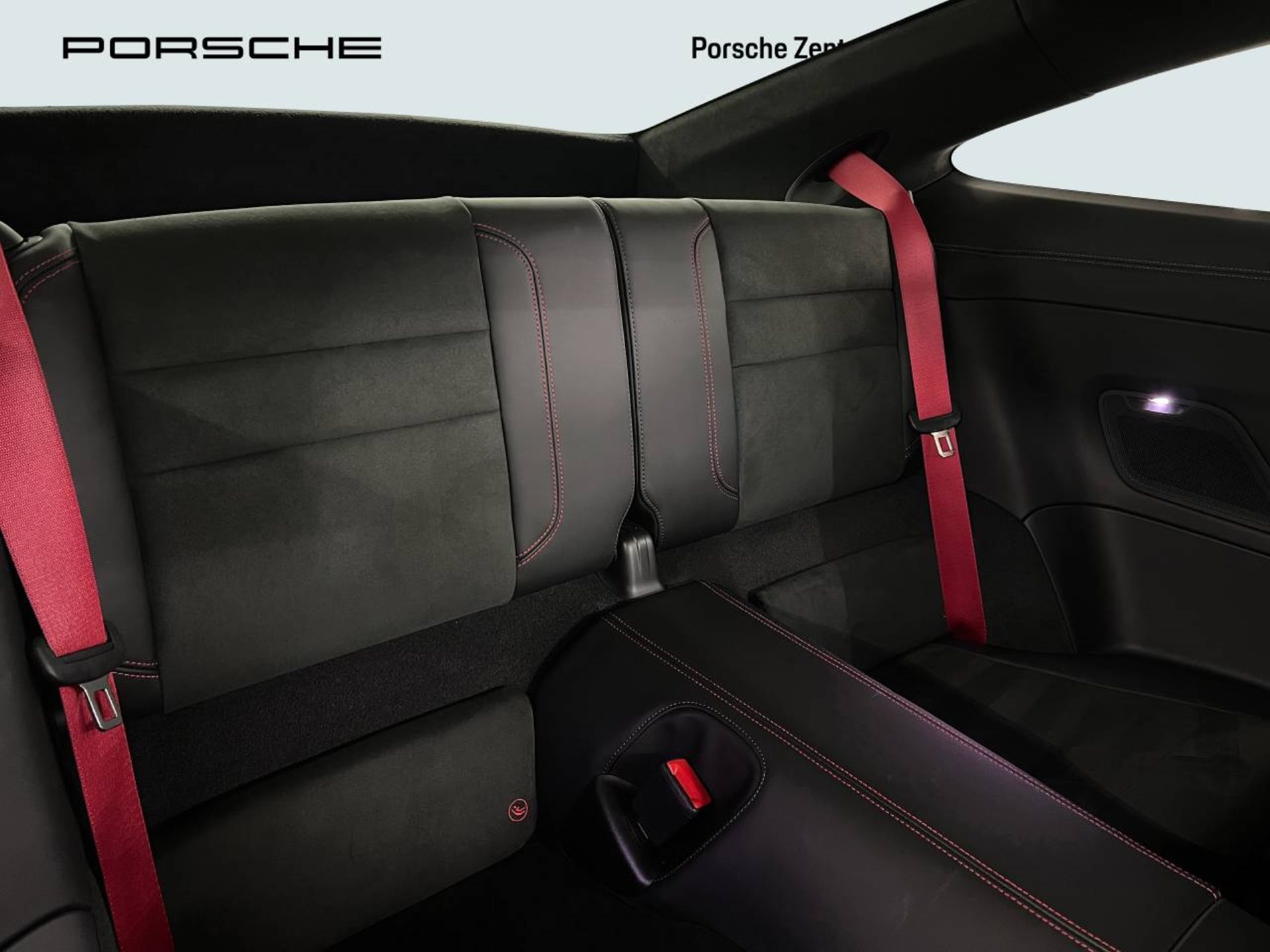 PORSCHE 911 Carrera 4 GTS-image-24