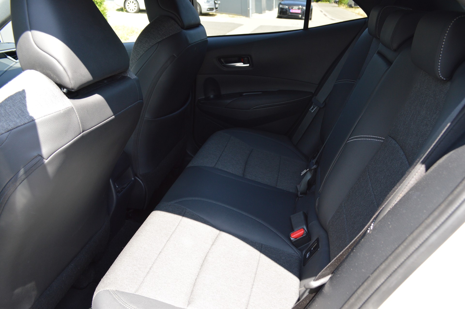 TOYOTA Corolla 2.0 HSD Trend e-CVT-image-18