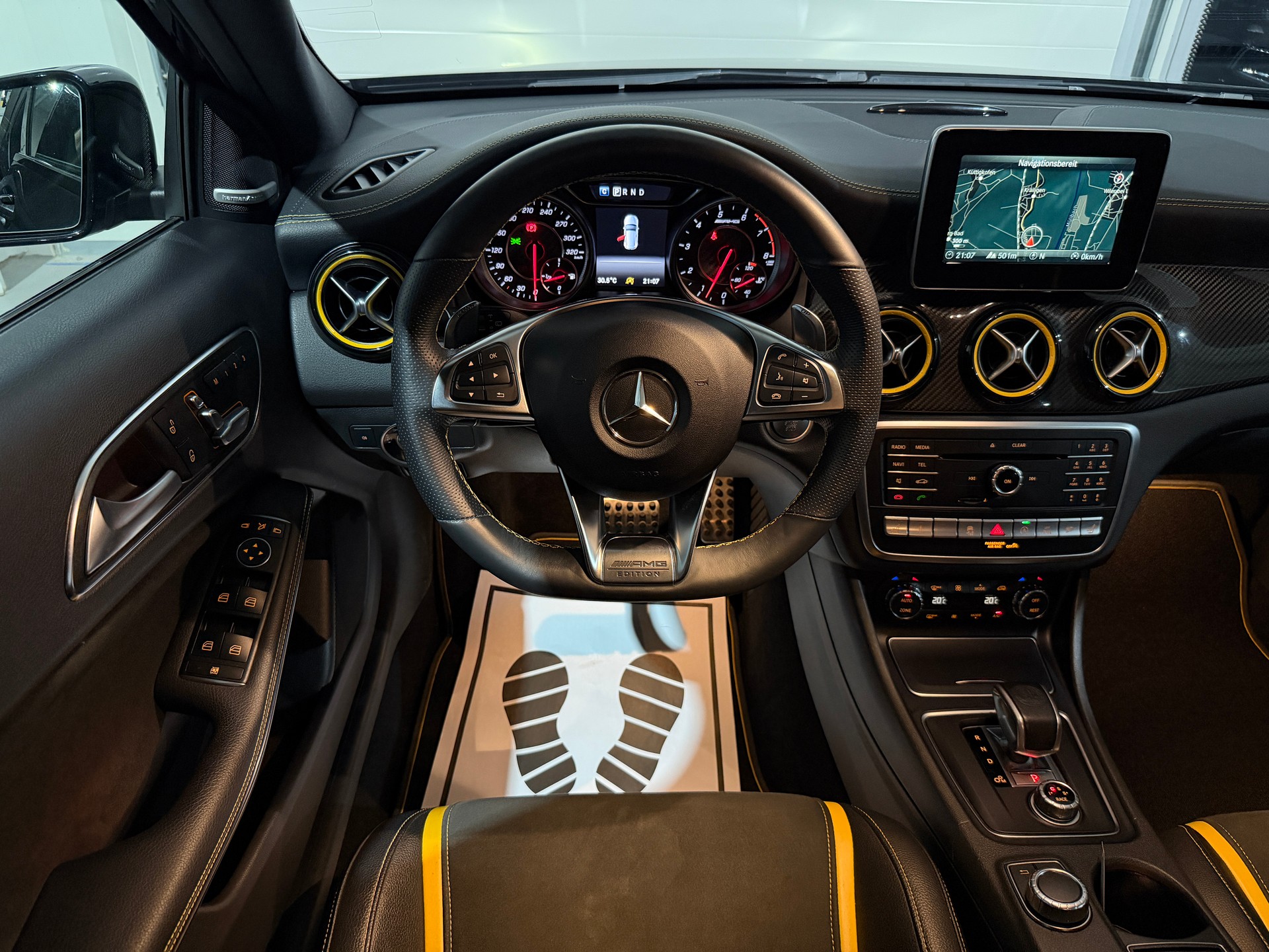 MERCEDES-BENZ A 45 AMG Yellow Night Edition 4Matic 7G-DCT (CH)-image-7