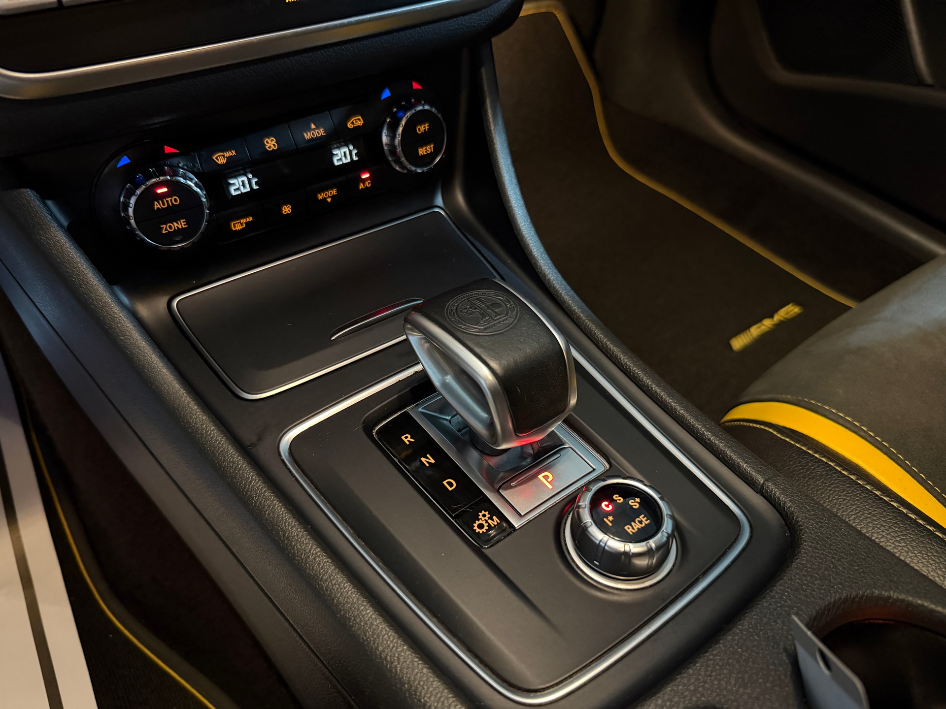 MERCEDES-BENZ A 45 AMG Yellow Night Edition 4Matic 7G-DCT (CH)-image-8