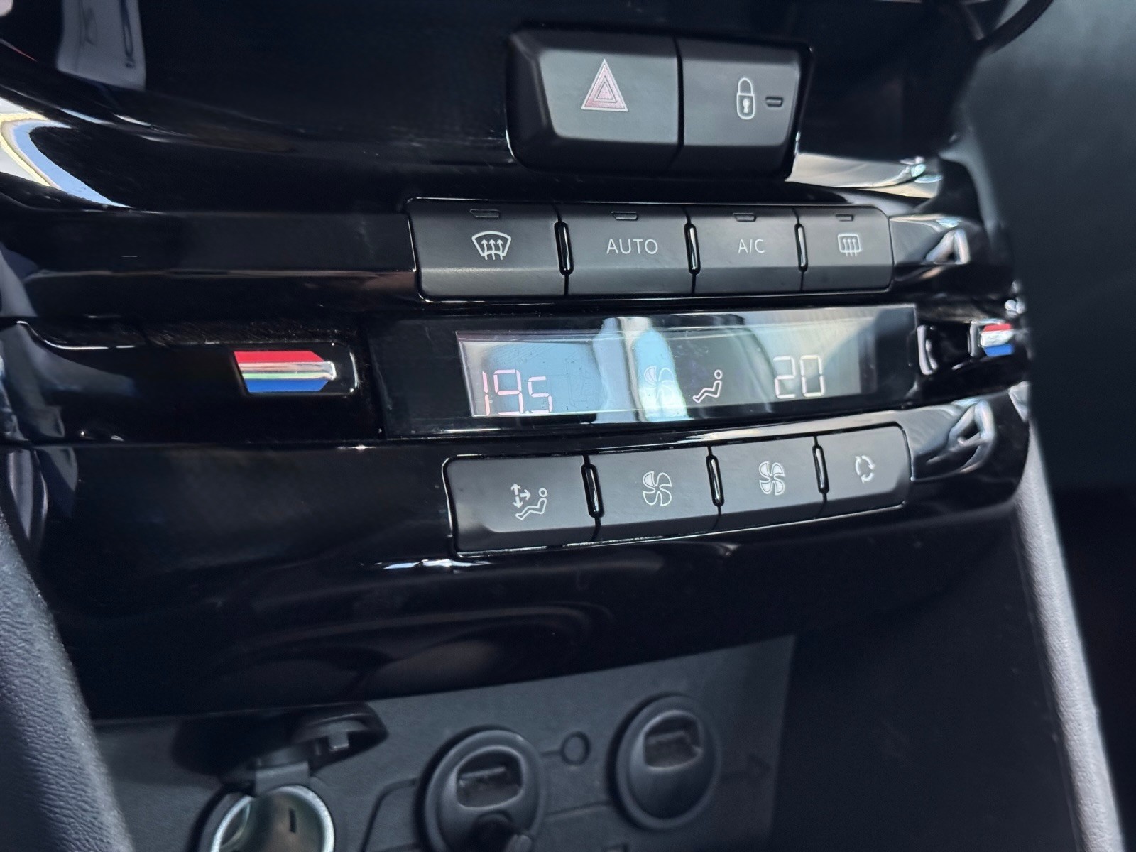 PEUGEOT 2008 1.6 e-HDi Allure EGS6-image-17