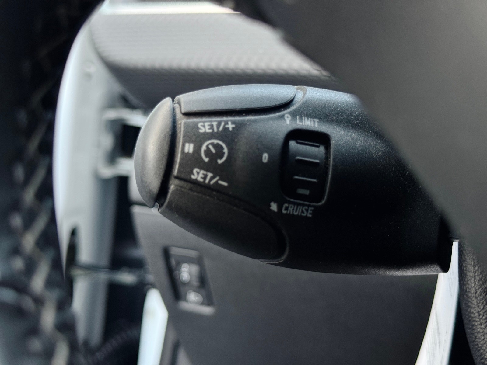 PEUGEOT 2008 1.6 e-HDi Allure EGS6-image-19