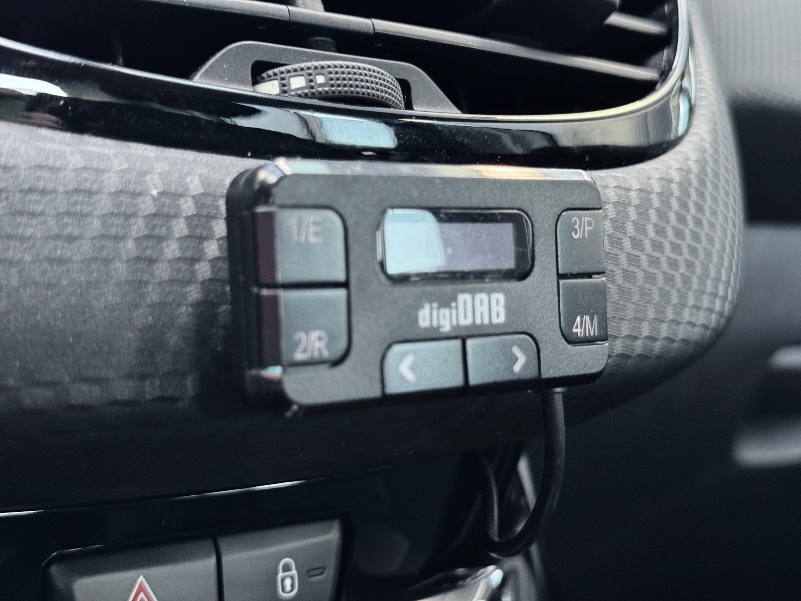 PEUGEOT 2008 1.6 e-HDi Allure EGS6-image-18