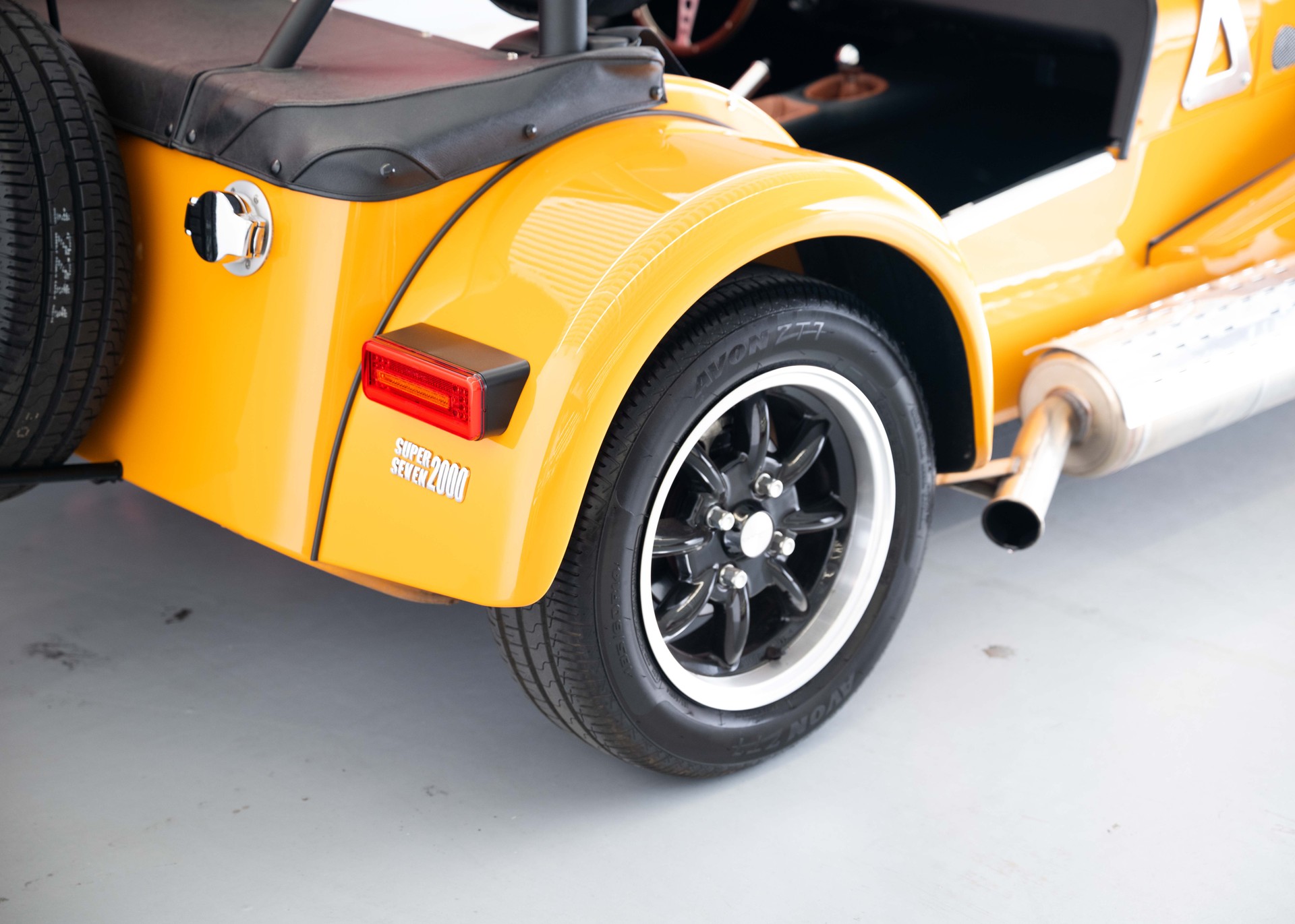 CATERHAM Super Seven 2000 SV (MY26, Swiss new car, Bronze Yellow special paint, 24-month factory warranty, delivery March 27)-image-14