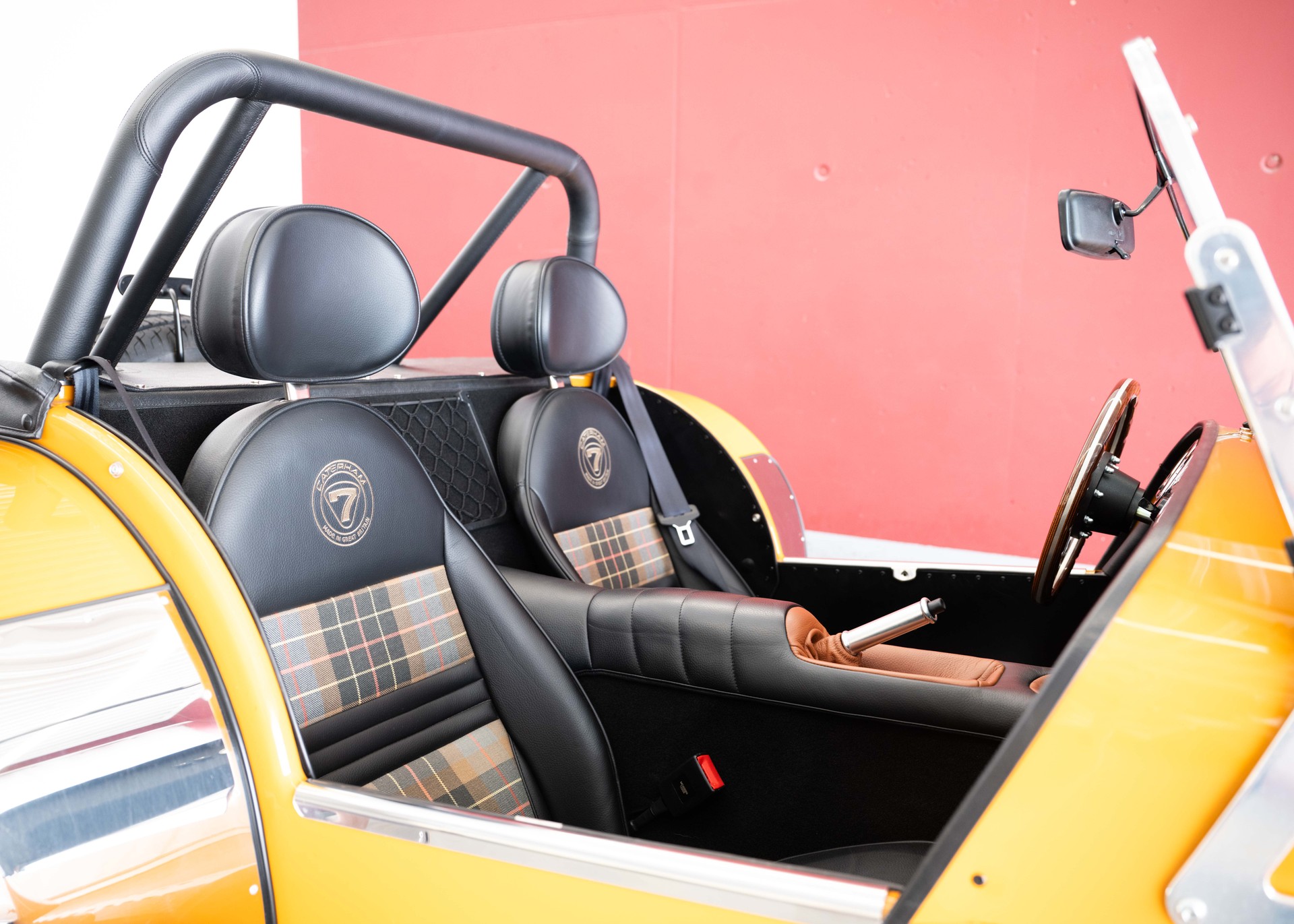 CATERHAM Super Seven 2000 SV (MY26, Swiss new car, Bronze Yellow special paint, 24-month factory warranty, delivery March 27)-image-25