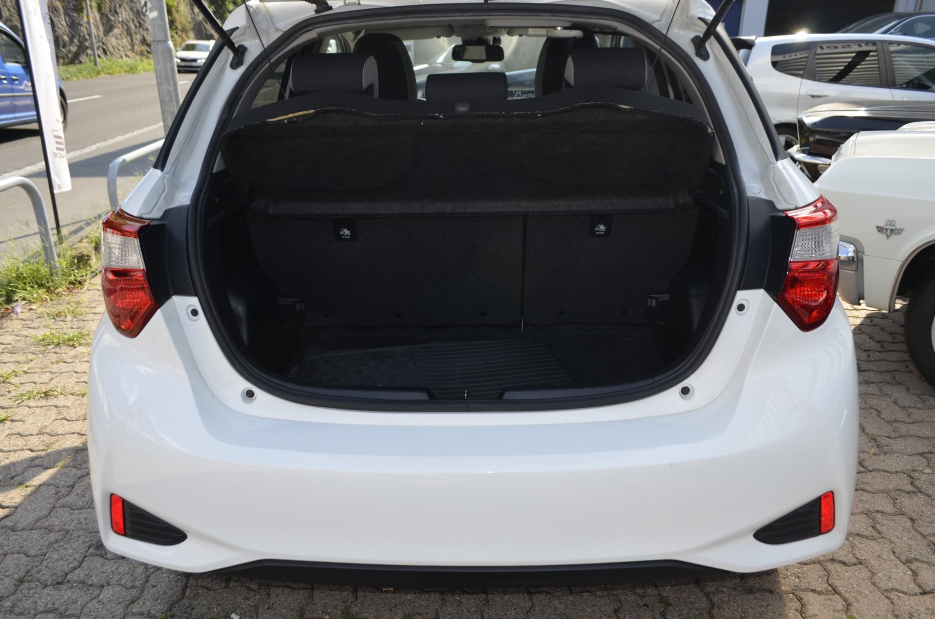 TOYOTA Yaris 1.5 VVT-i Hybrid Y20 e-CVT-image-9
