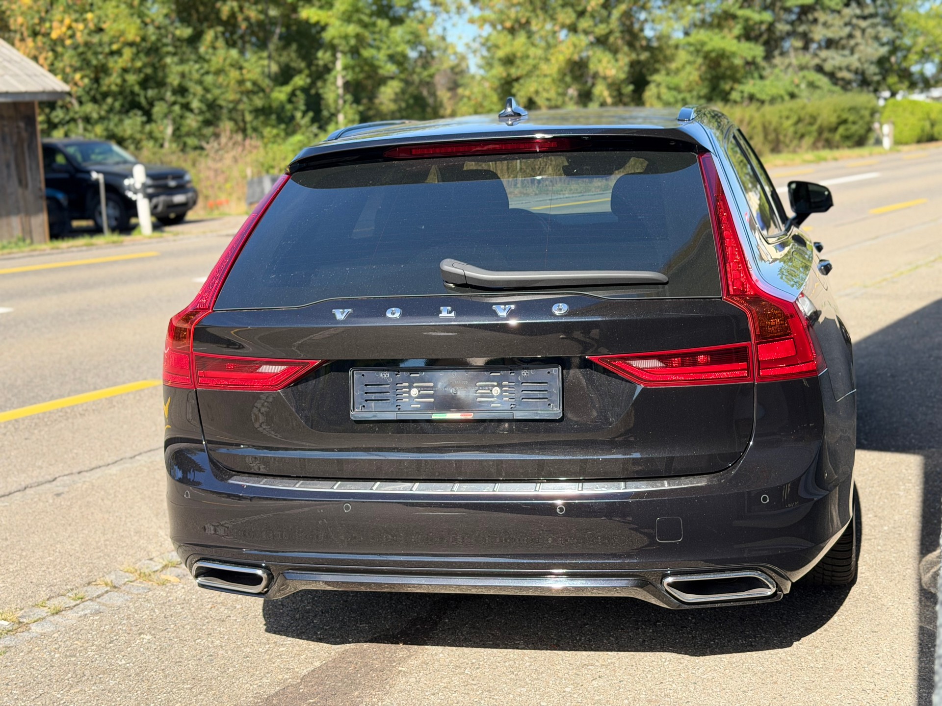 VOLVO V90 T8 eAWD Twin Engine R-Design Geartronic-image-2