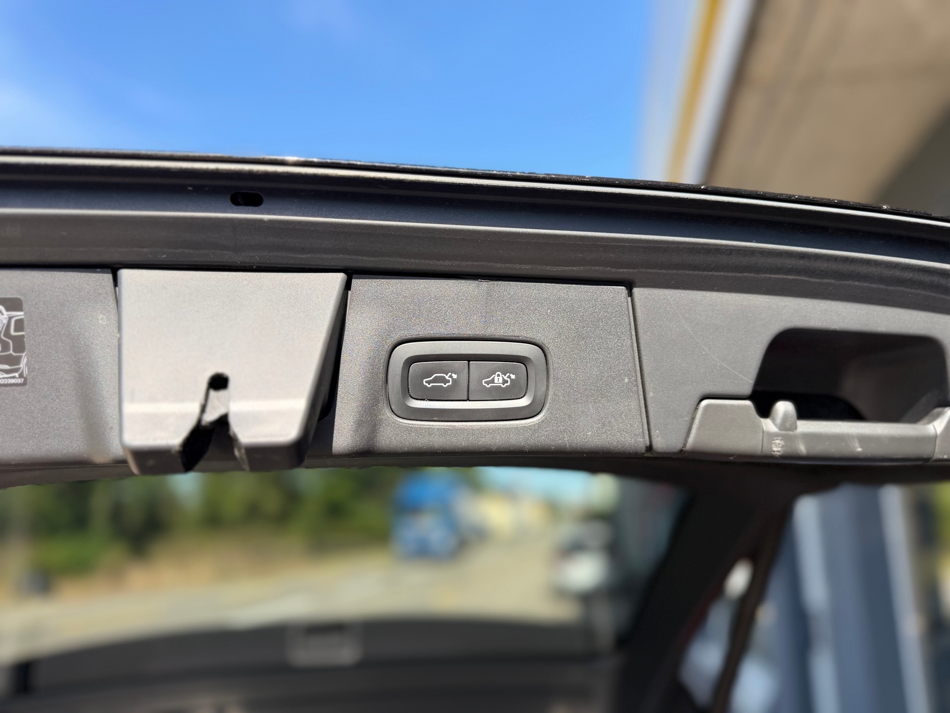 VOLVO V90 T8 eAWD Twin Engine R-Design Geartronic-image-11