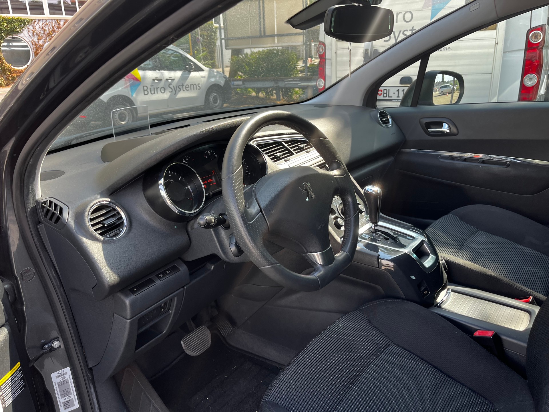 PEUGEOT 5008 1.6 16V T Sport Pack Automatic-image-3
