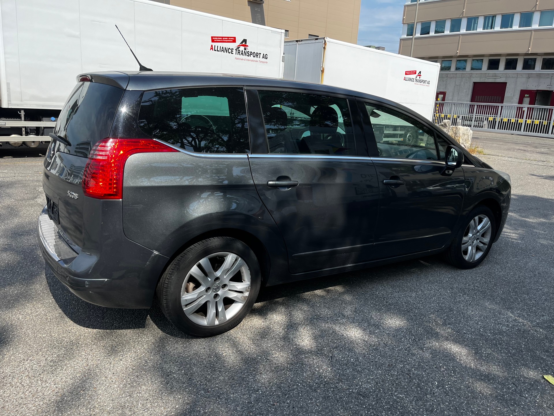 PEUGEOT 5008 1.6 16V T Sport Pack Automatic-image-4