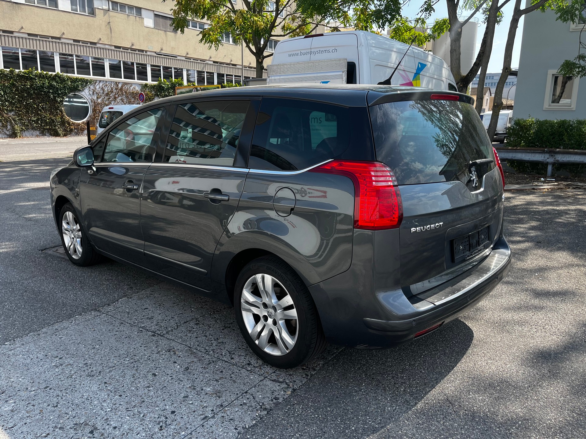 PEUGEOT 5008 1.6 16V T Sport Pack Automatic-image-2