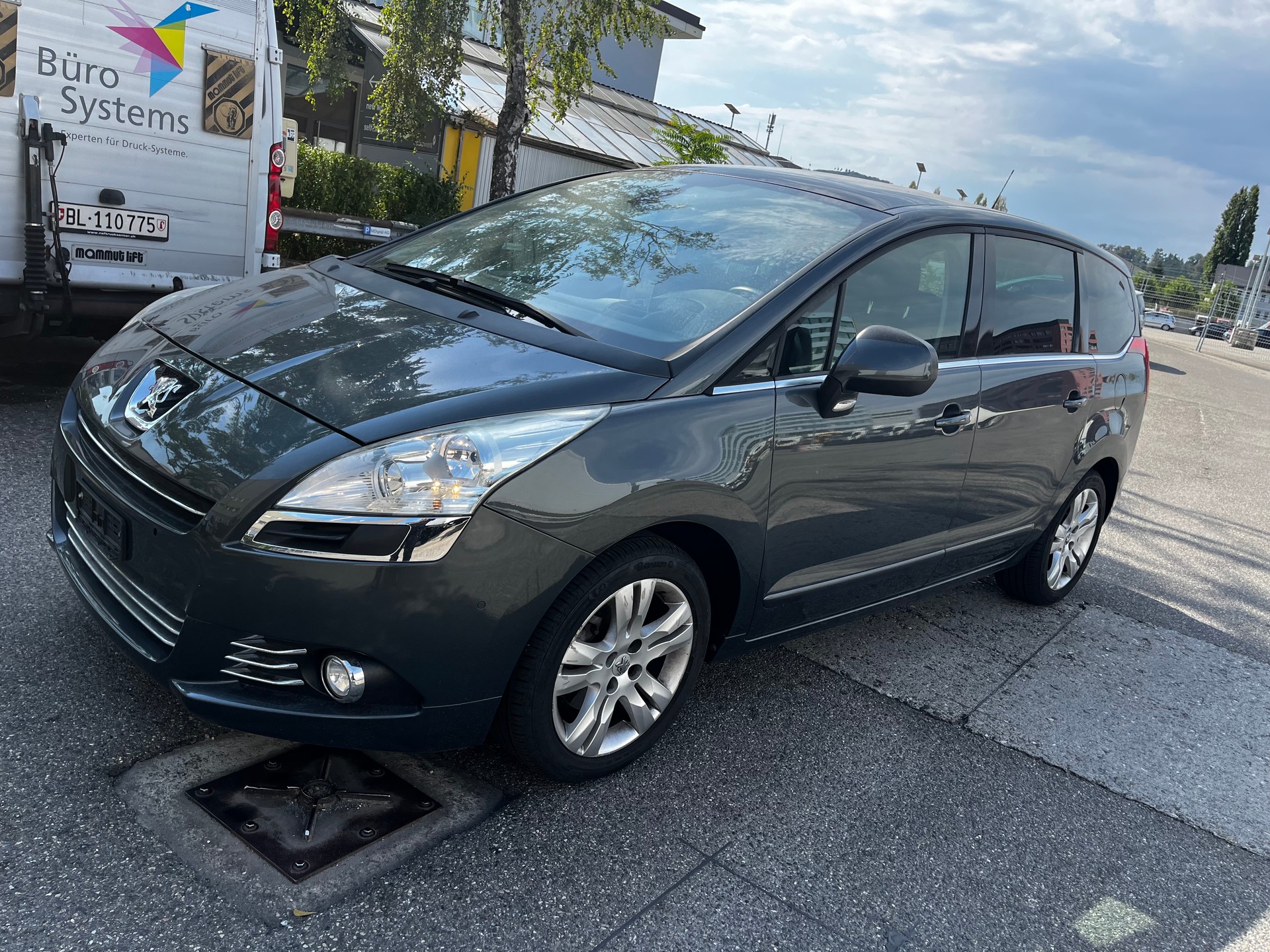 PEUGEOT 5008 1.6 16V T Sport Pack Automatic-image-1