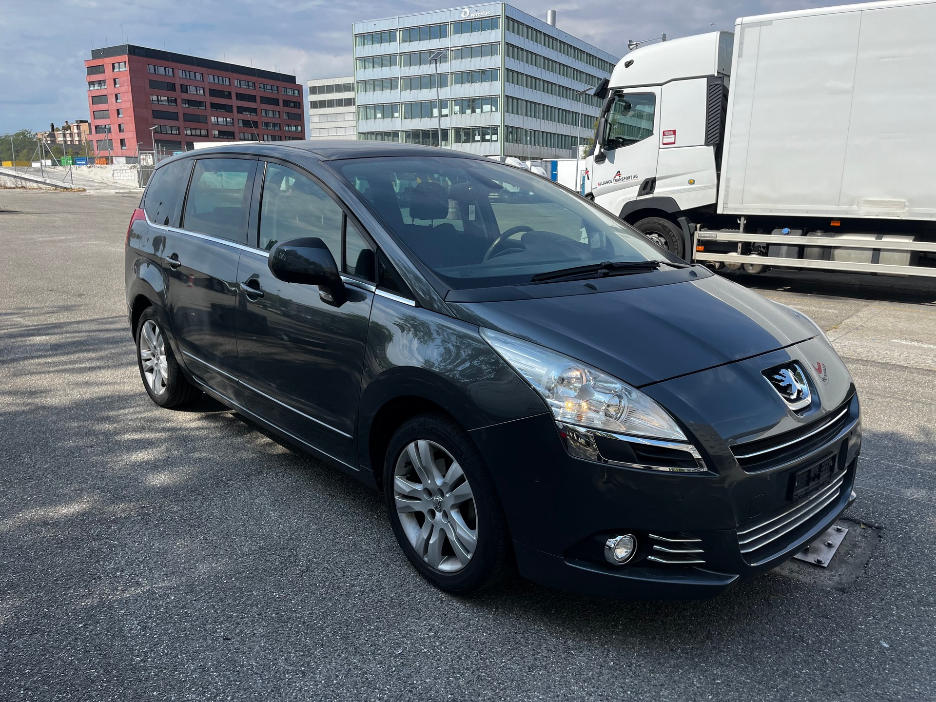 PEUGEOT 5008 1.6 16V T Sport Pack Automatic-image-0