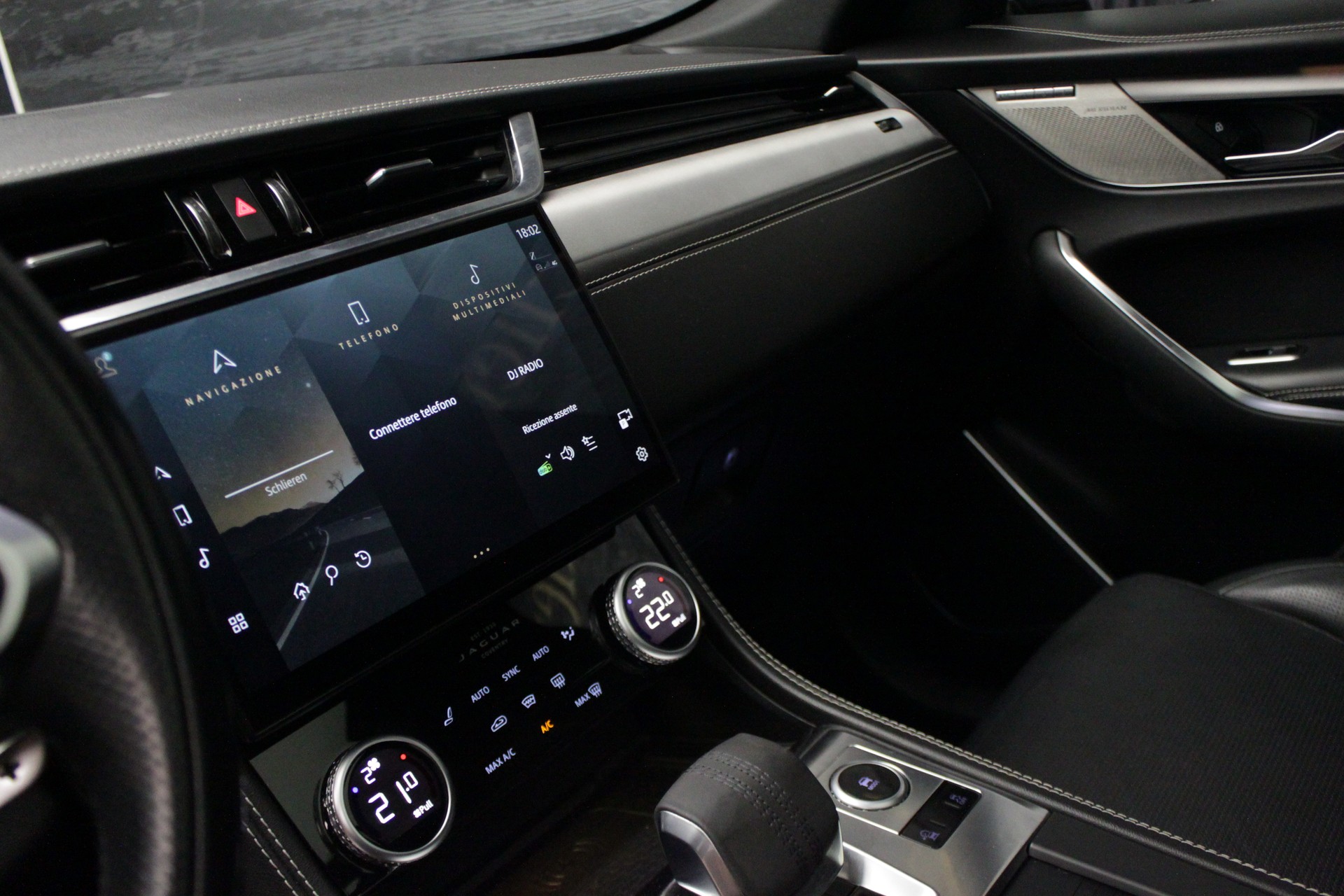 JAGUAR F-Pace 2.0 D200 R-Dynamic MHEV SE AWD-image-17