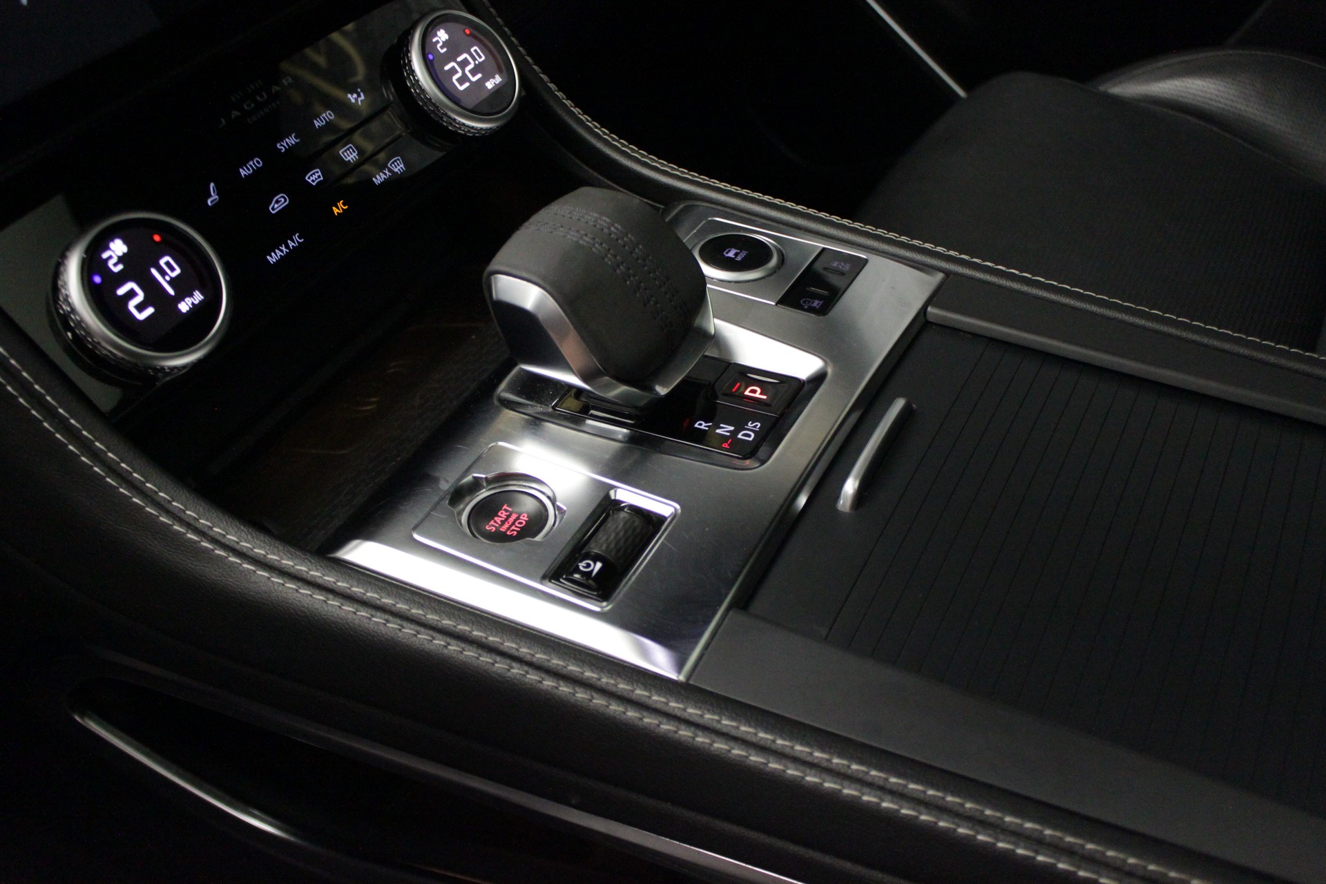 JAGUAR F-Pace 2.0 D200 R-Dynamic MHEV SE AWD-image-18