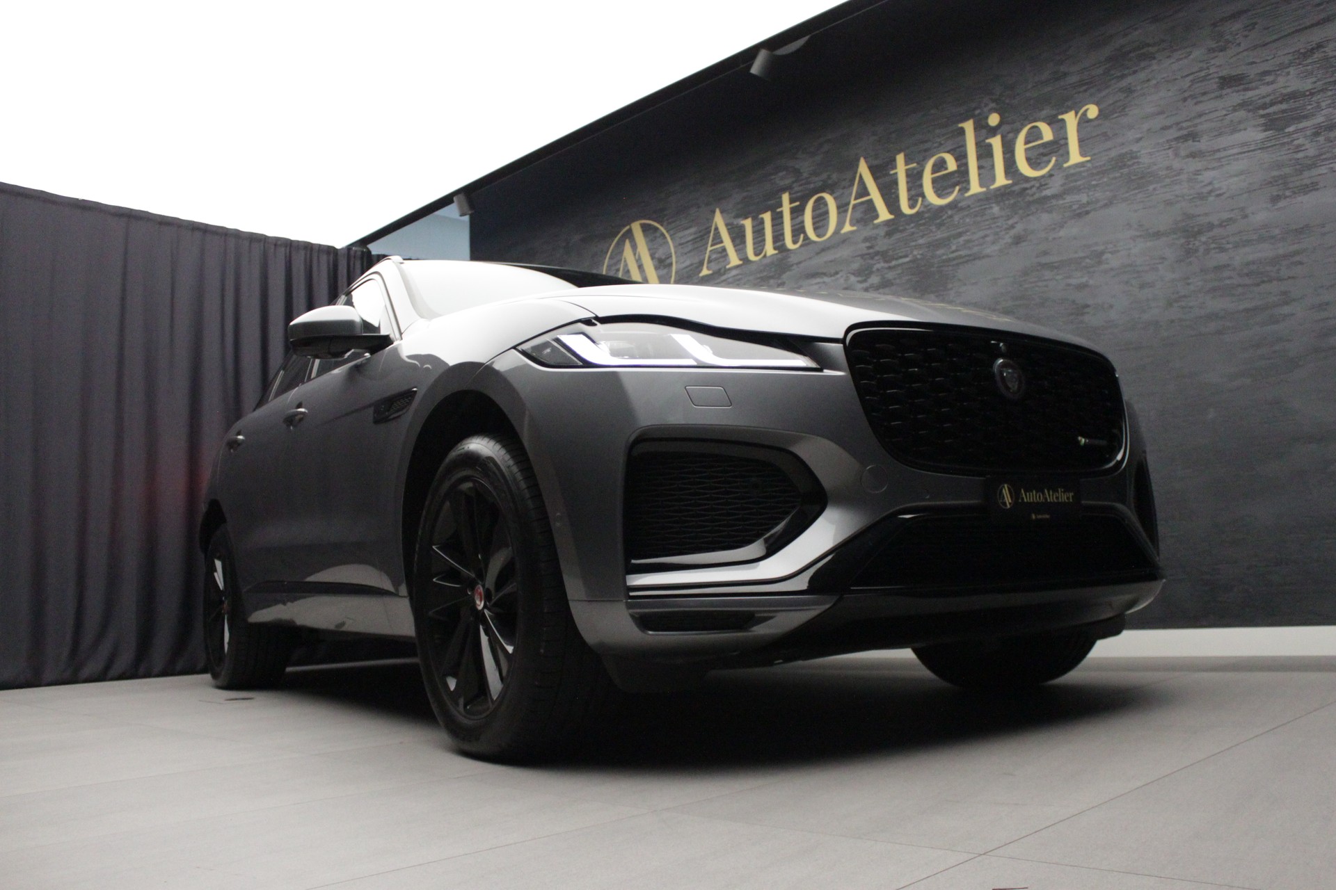 JAGUAR F-Pace 2.0 D200 R-Dynamic MHEV SE AWD-image-4