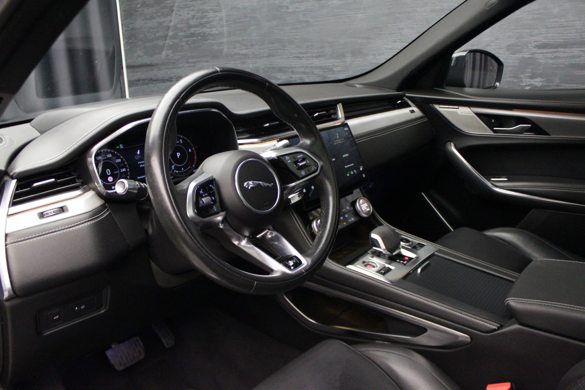 JAGUAR F-Pace 2.0 D200 R-Dynamic MHEV SE AWD-image-19