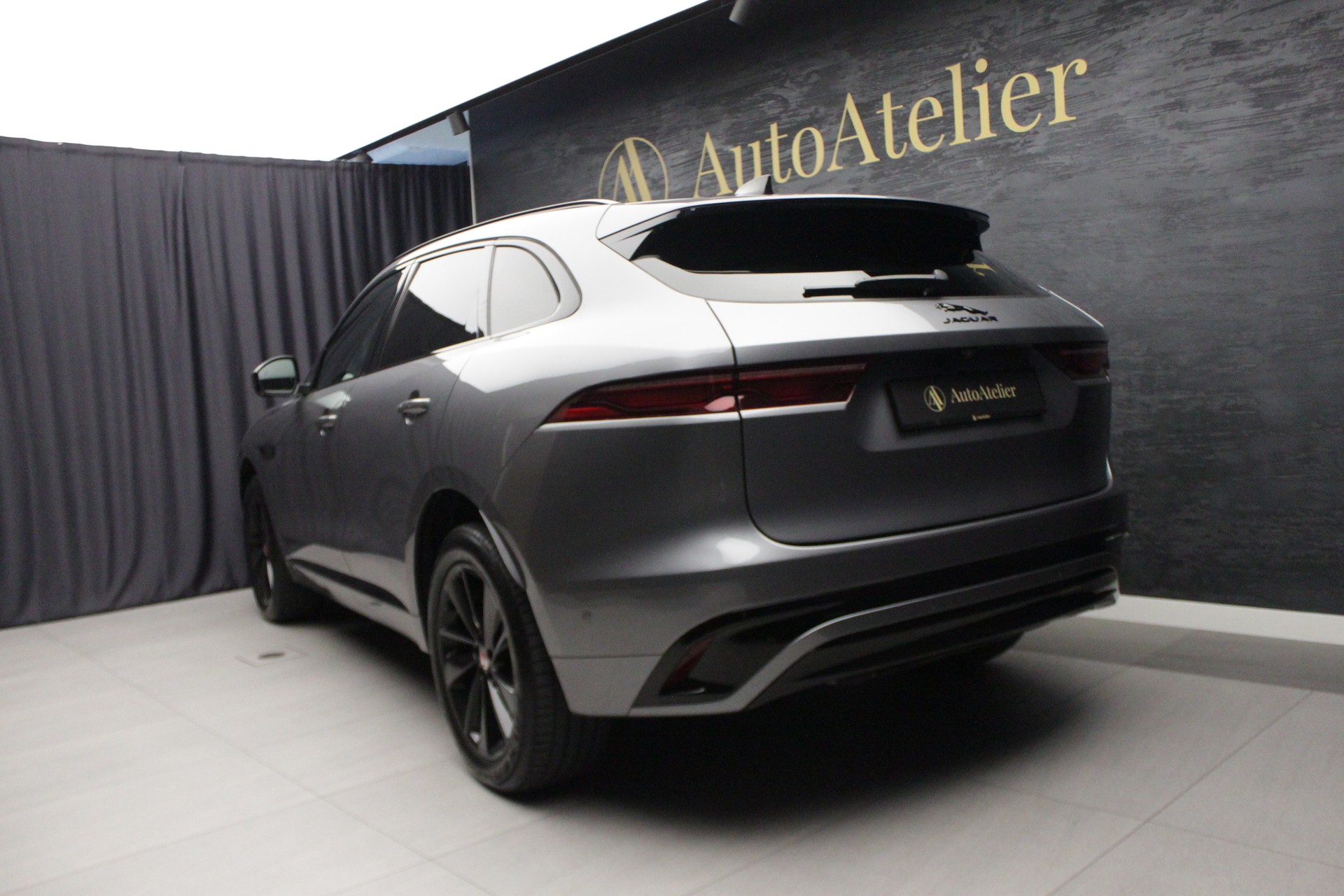JAGUAR F-Pace 2.0 D200 R-Dynamic MHEV SE AWD-image-9