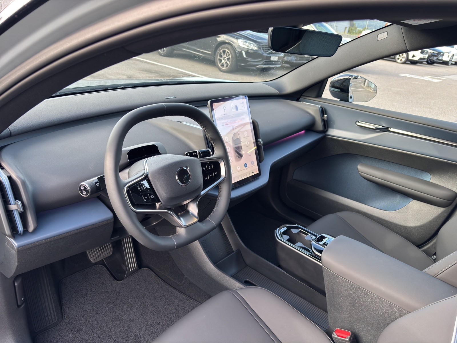 VOLVO EX30 P5 Longe Range Plus-image-8