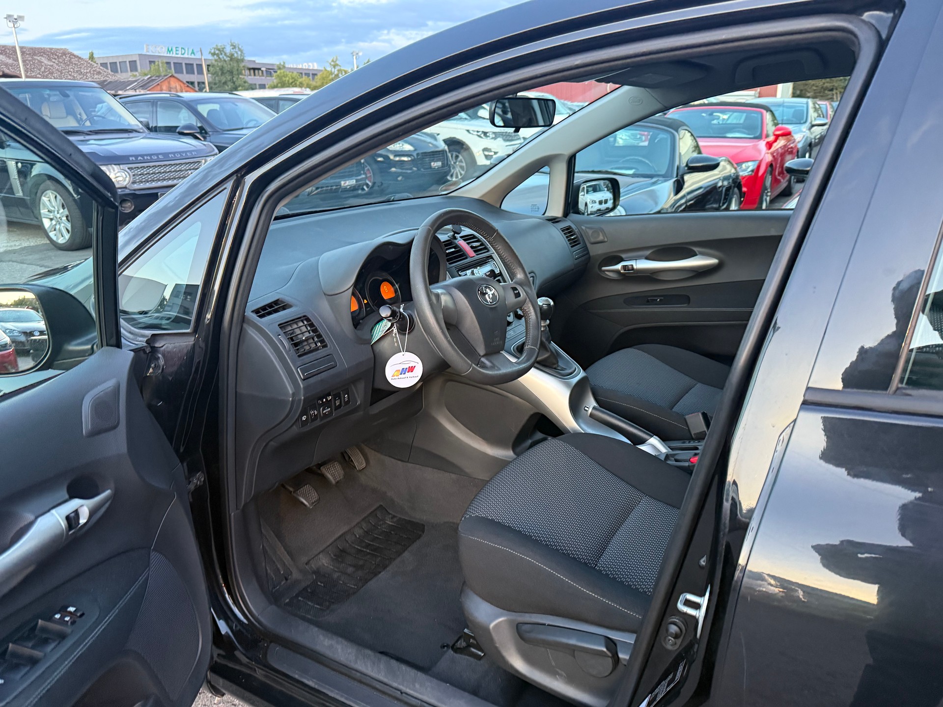 TOYOTA Auris 1.33 Linea Luna / Frisch ab MFK & Service / Sitzheizung / Klimaanlage / Facelift-image-8