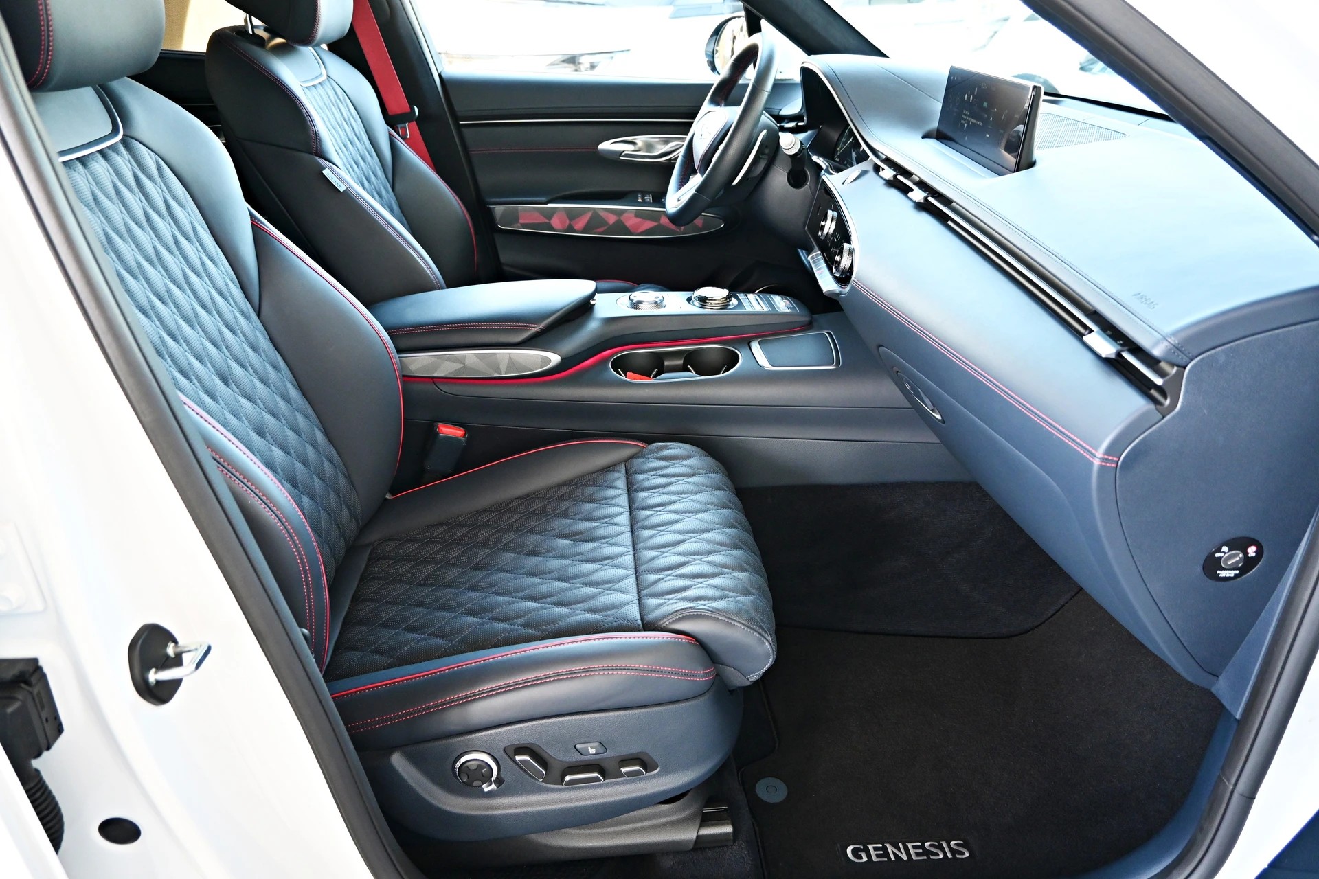 GENESIS GV70 2.2 CRDI Luxury White/Black Edition AT8 AWD 4X4 + Voll-Ausstattung-image-11