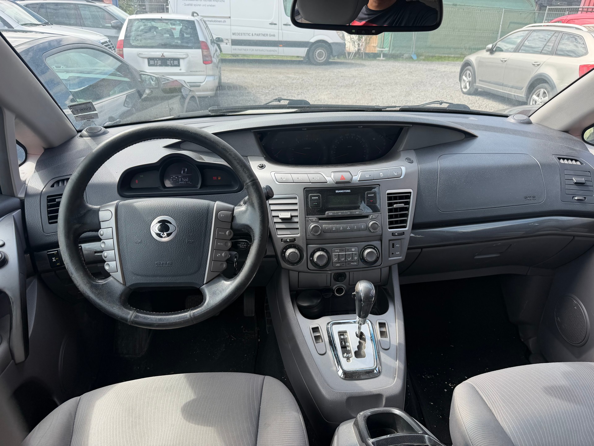 KGM-SsangYong Rodius SV200 e-XDi Sapphire 4WD E-Tronic-image-3