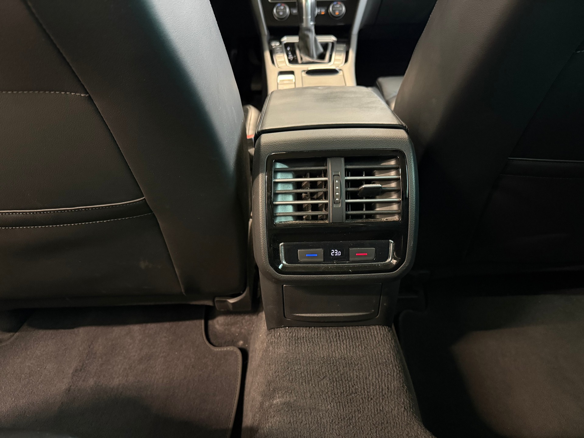 VW Passat Variant 2.0 TDI BMT Highline DSG-image-18
