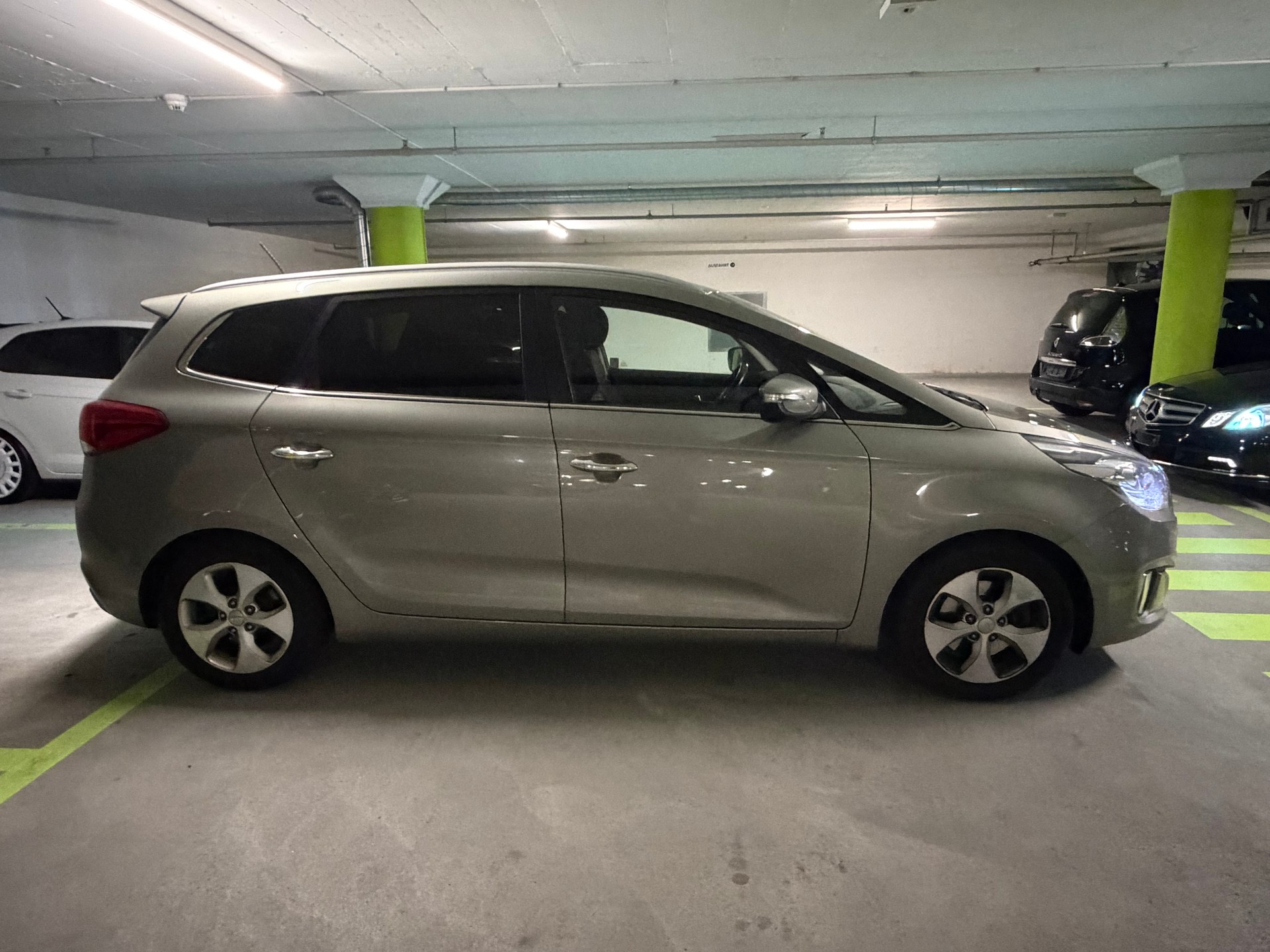KIA Carens 2.0 GDI Trend Automatic-image-2