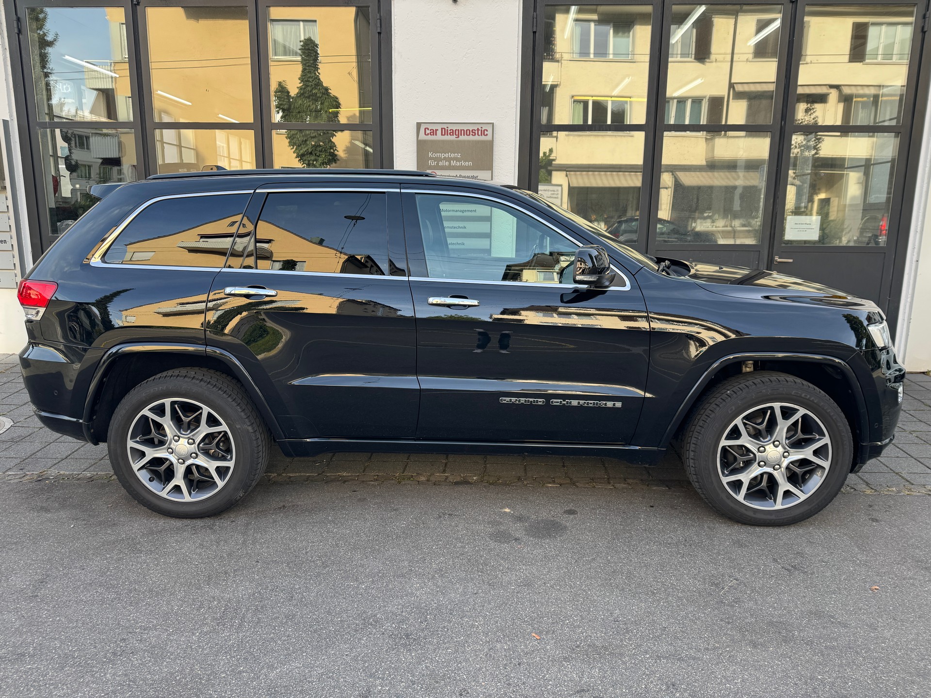 JEEP Grand Cherokee 3.0 CRD Overland Automatic-image-4