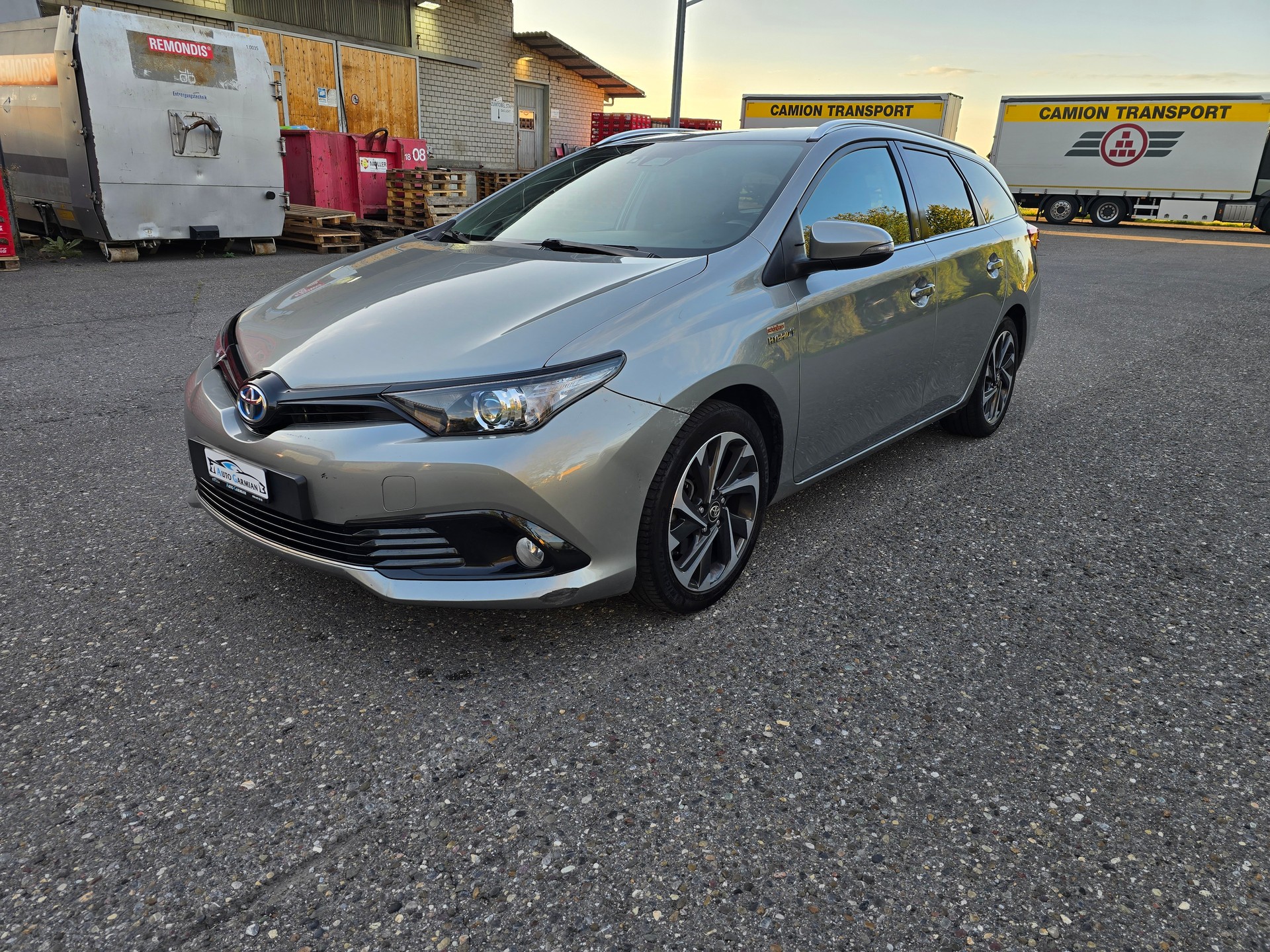 TOYOTA Auris Touring Sports 1.8 HSD Trend e-CVT-image-2