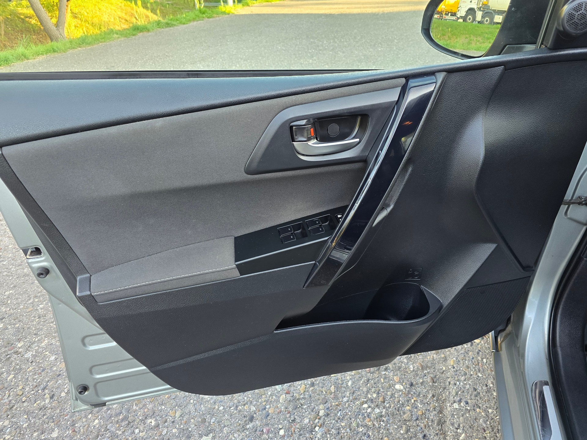 TOYOTA Auris Touring Sports 1.8 HSD Trend e-CVT-image-11