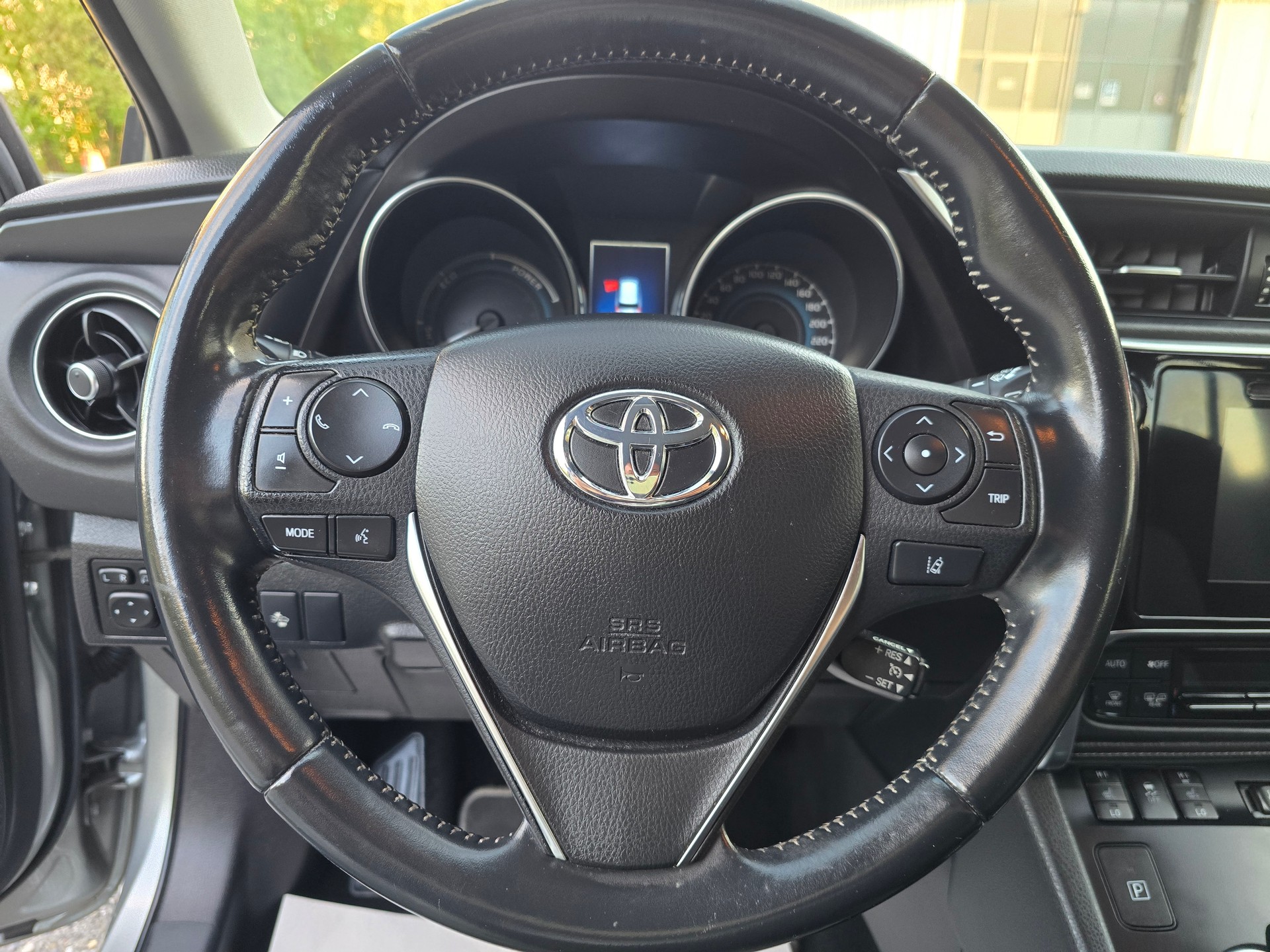 TOYOTA Auris Touring Sports 1.8 HSD Trend e-CVT-image-15
