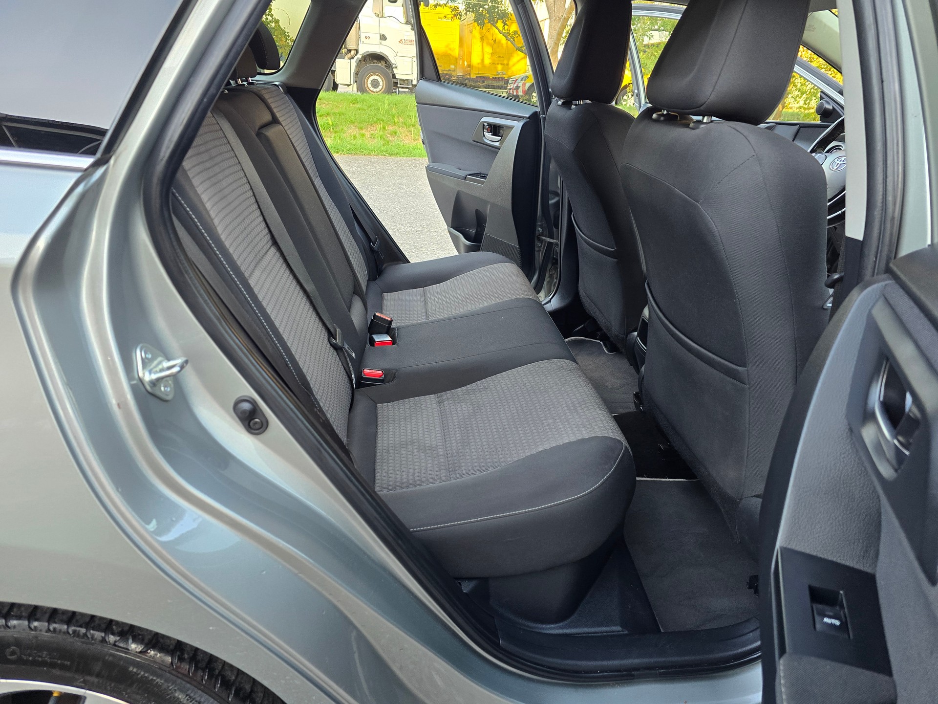 TOYOTA Auris Touring Sports 1.8 HSD Trend e-CVT-image-14