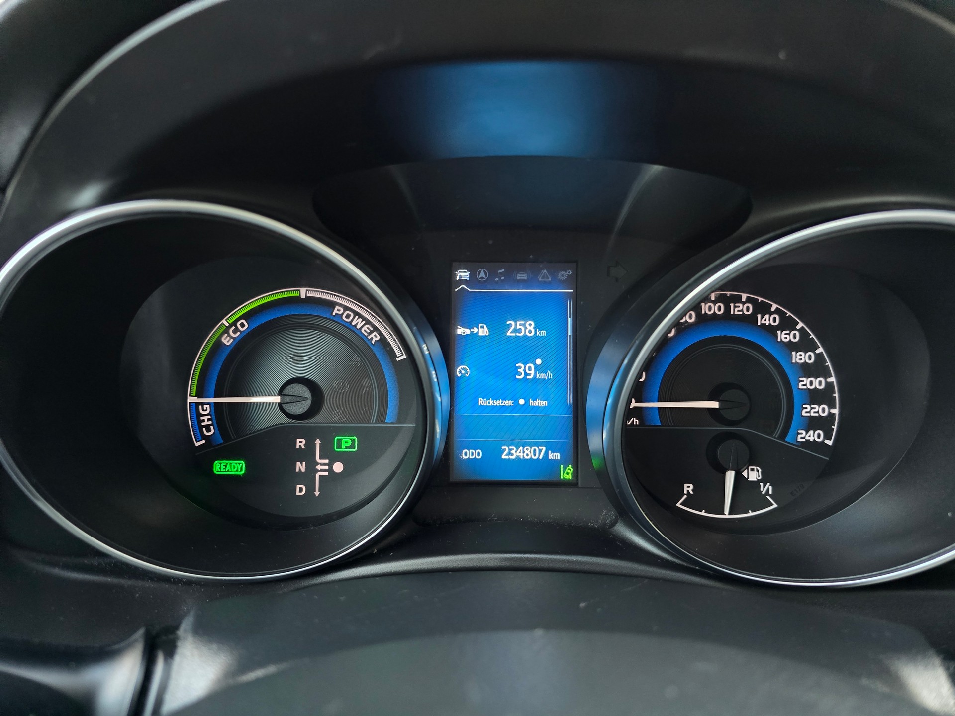 TOYOTA Auris Touring Sports 1.8 HSD Trend e-CVT-image-17