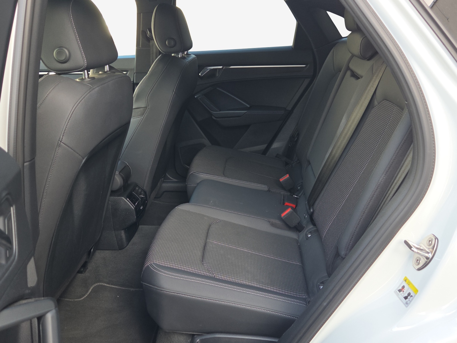 AUDI Q3 Sportback 40 TFSI S line quattro S-tronic-image-11