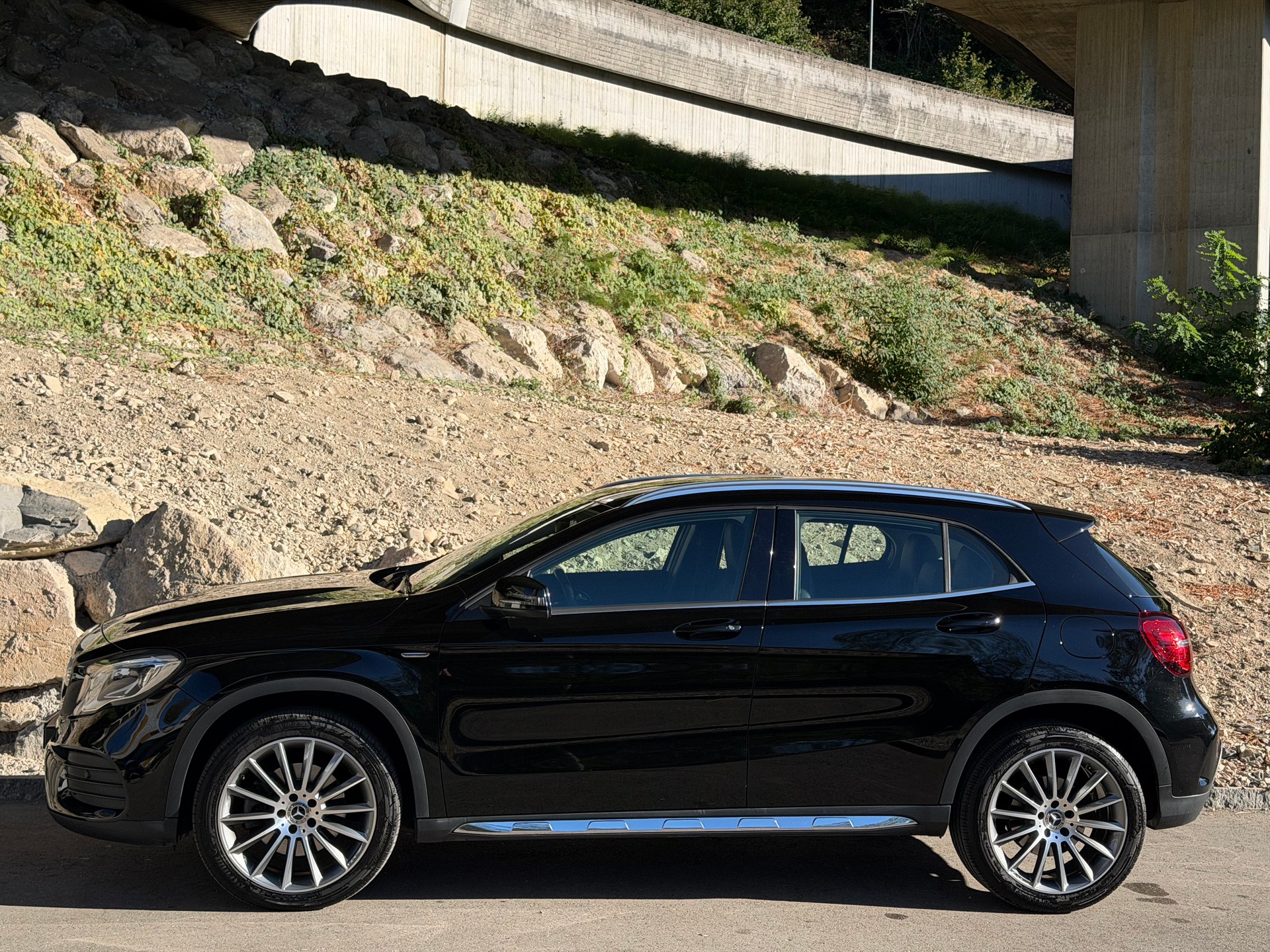 MERCEDES-BENZ GLA 250 AMG Line 4Matic 7G-DCT-image-2