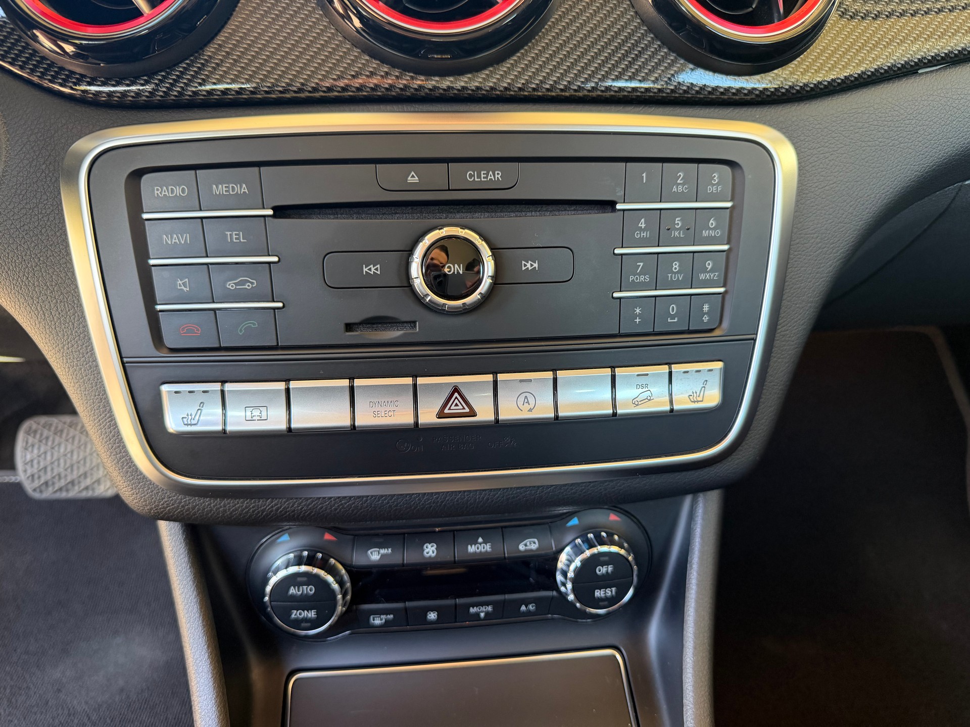 MERCEDES-BENZ GLA 250 AMG Line 4Matic 7G-DCT-image-12