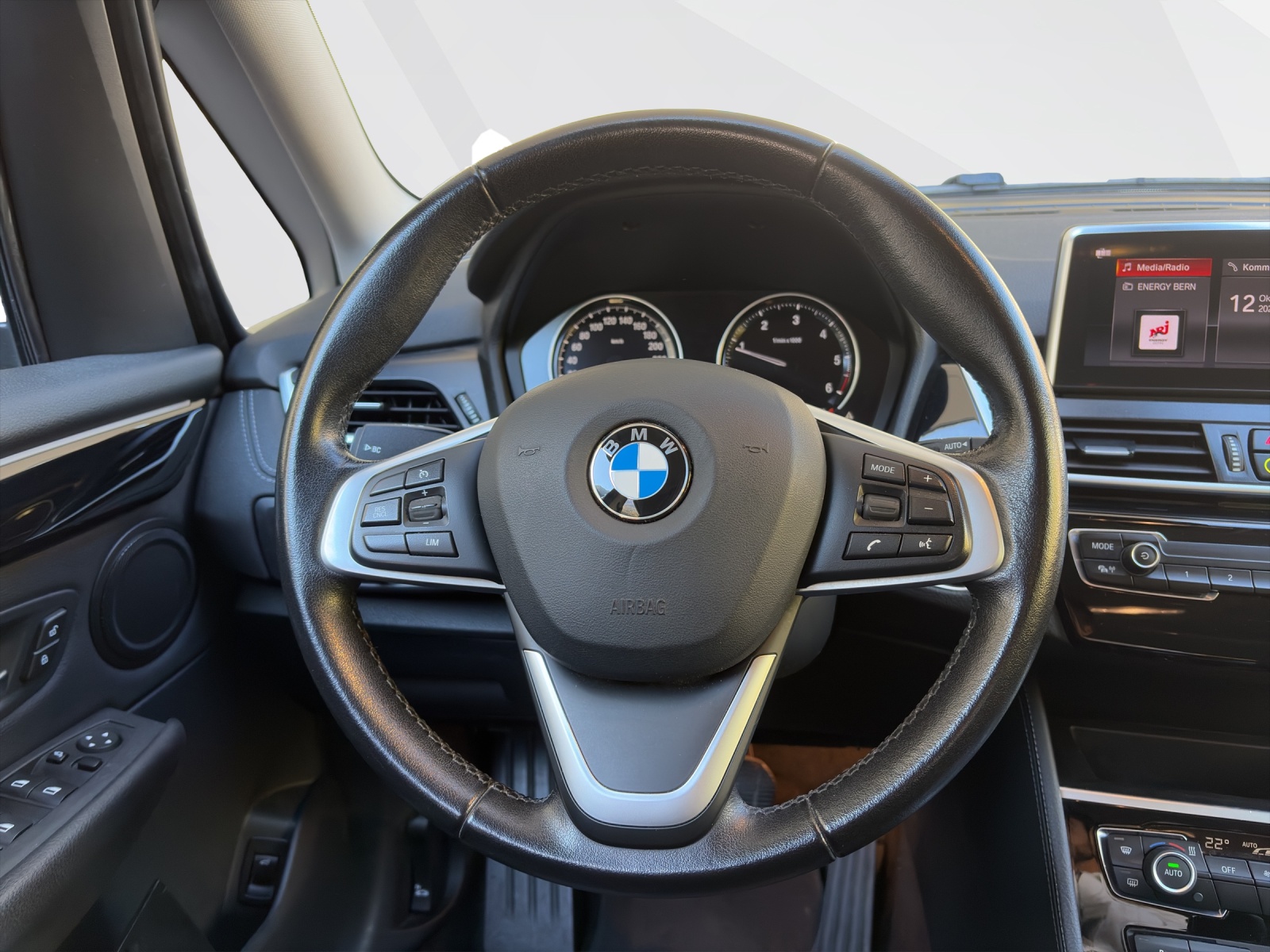 BMW 218d xDrive Gran Tourer-image-11