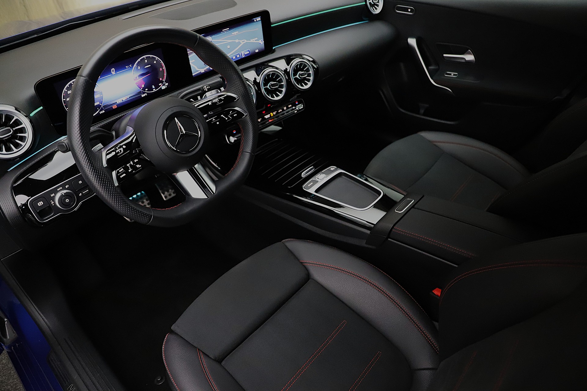 MERCEDES-BENZ A 200 d 8G-DCT AMG Line Advance Plus-image-4